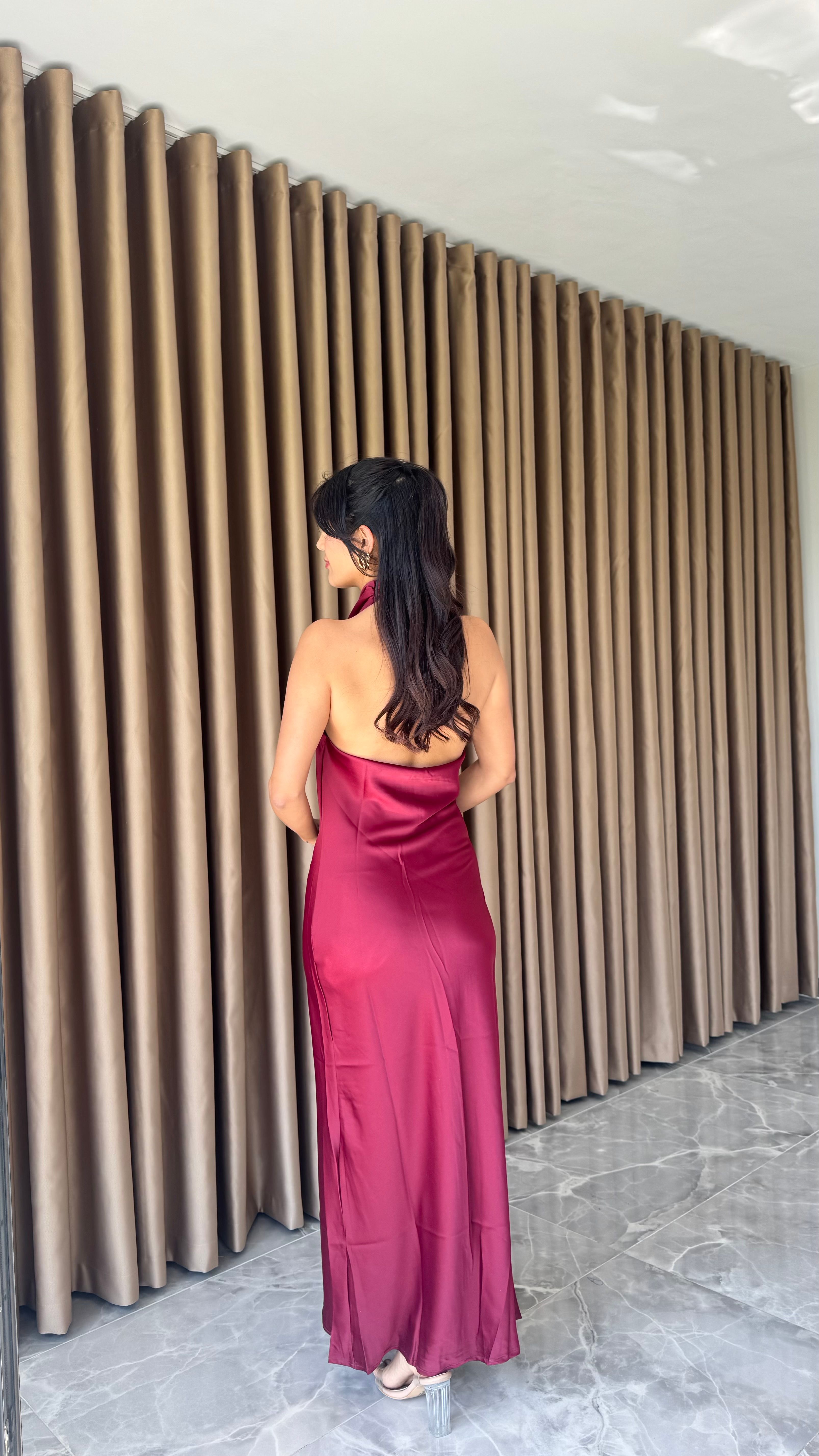METAL AKSESUARLI SATEN BORDO ELBİSE