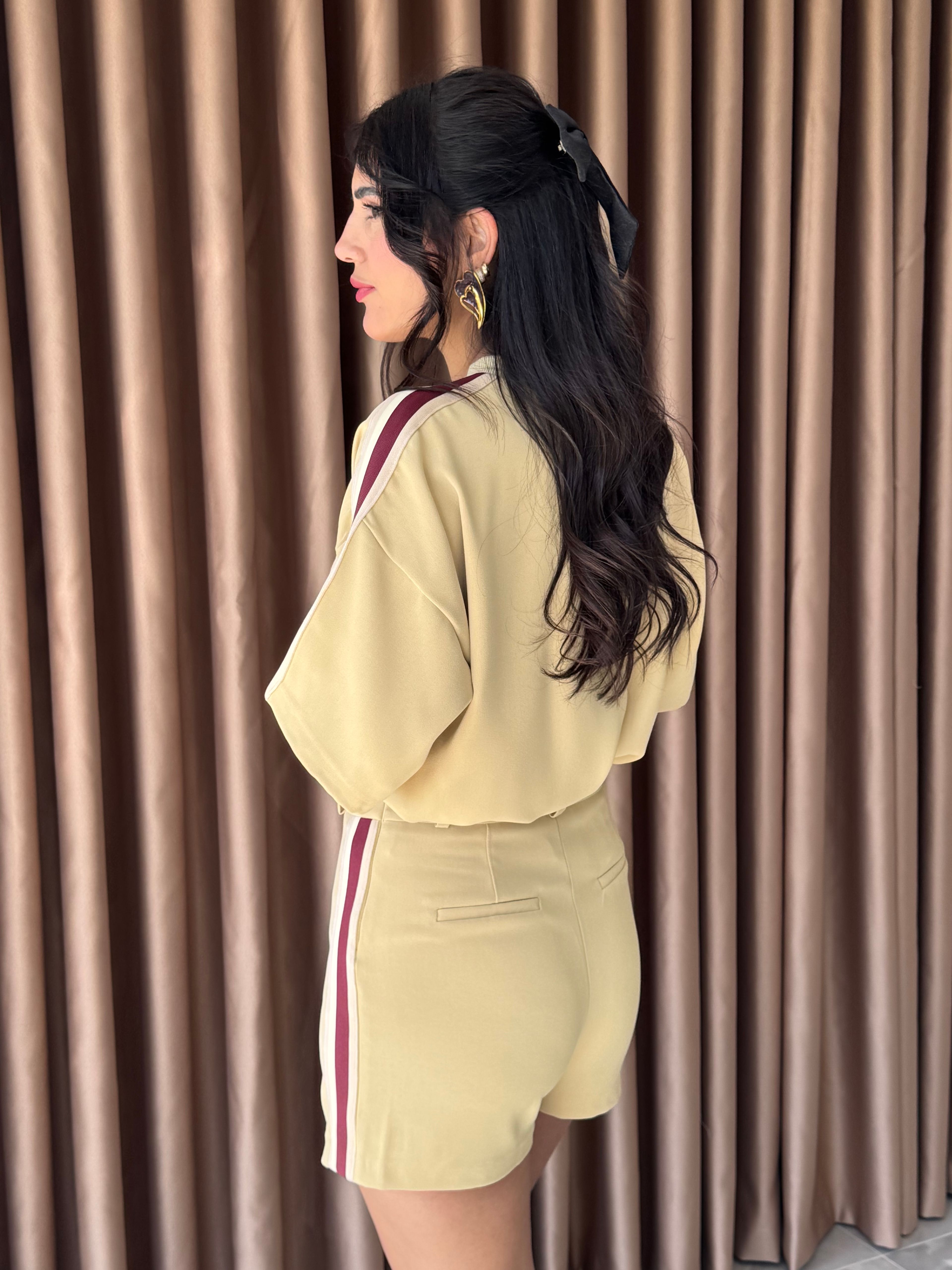 YANLARI ŞERİTLİ ŞORTLU SARI TAKIM