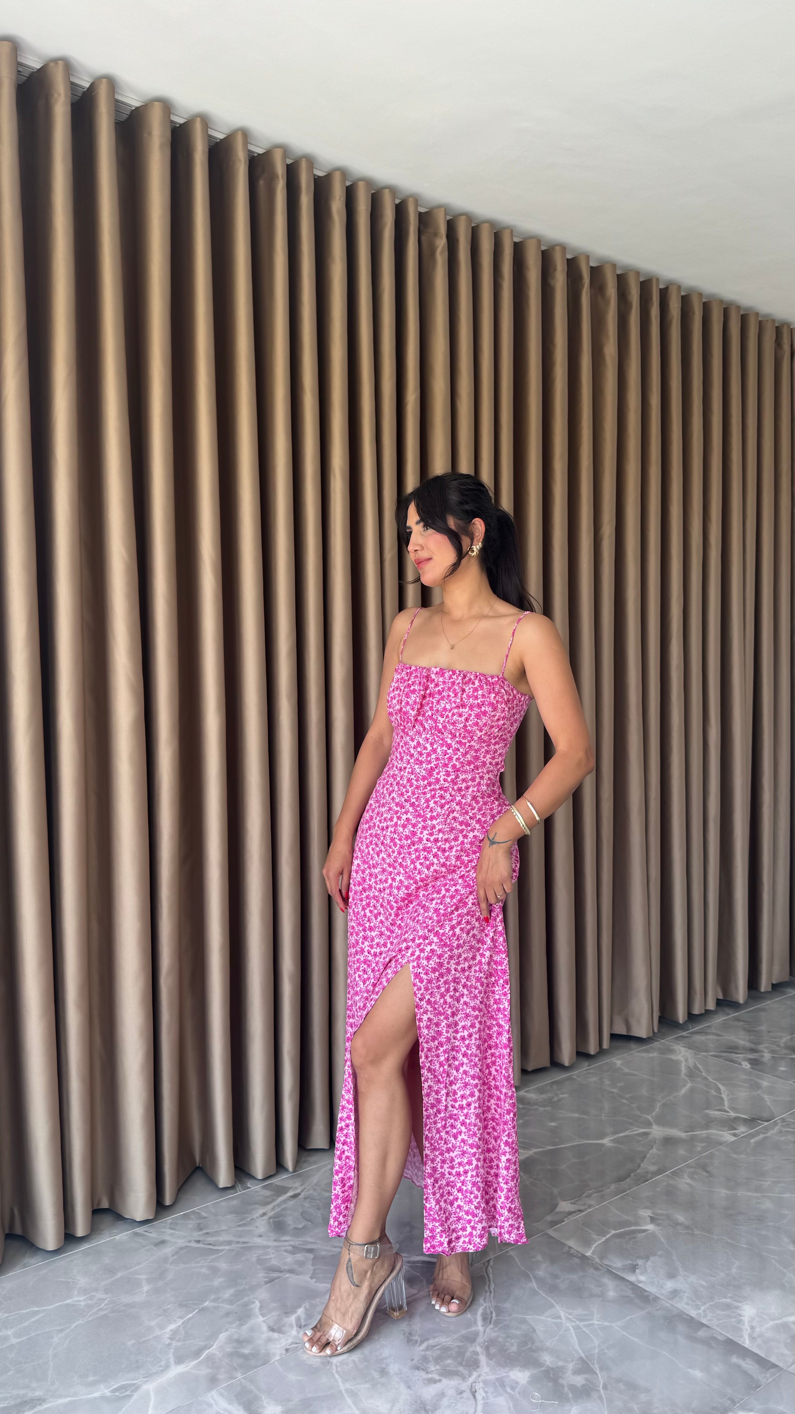 PEMBE ÇİÇEKLİ YIRTMAÇLI SIRTI ÇAPRAZ İPLİ ELBİSE