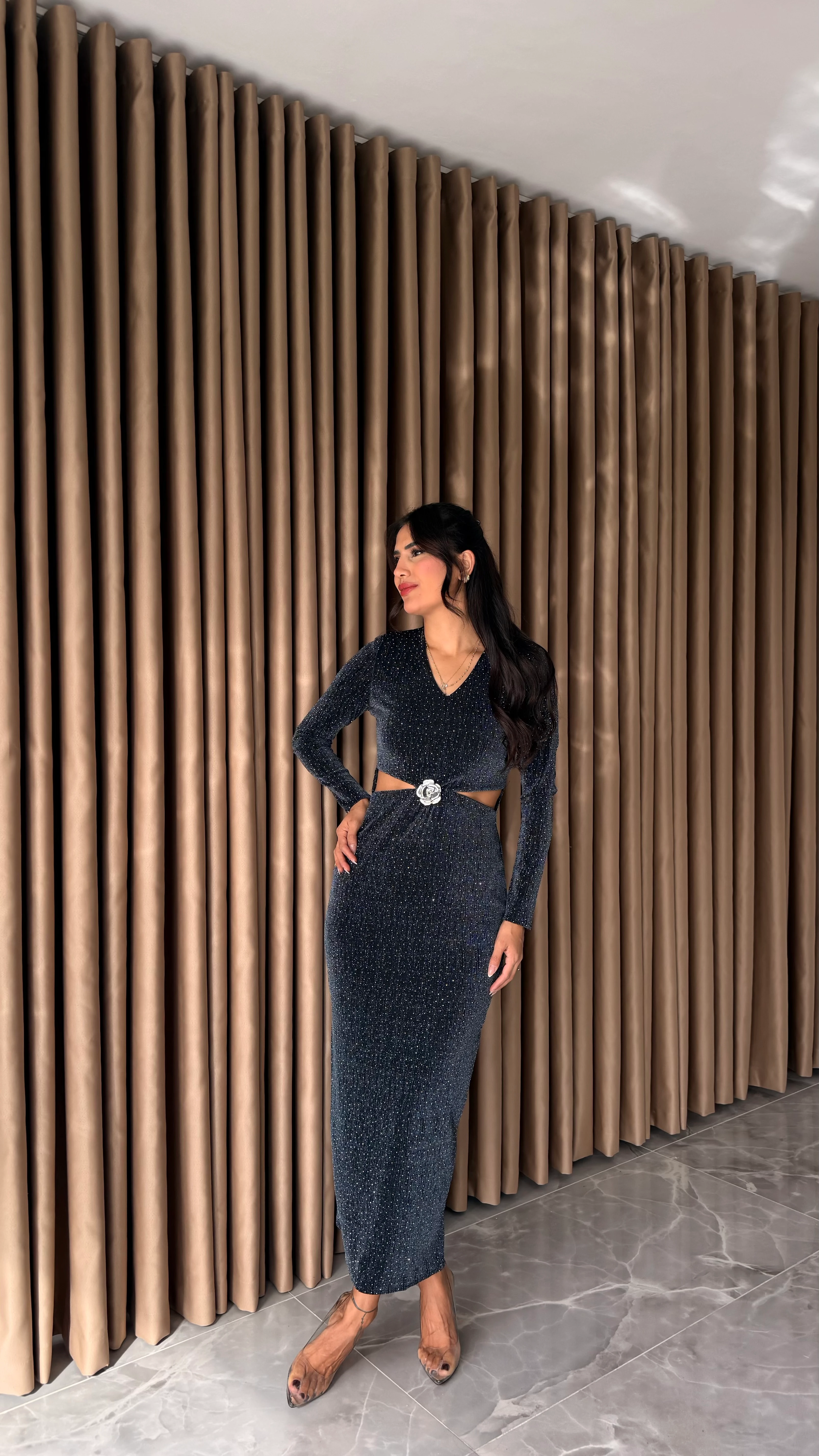 Antrasit Broş ve Bel Detaylı Taşlı Elbise