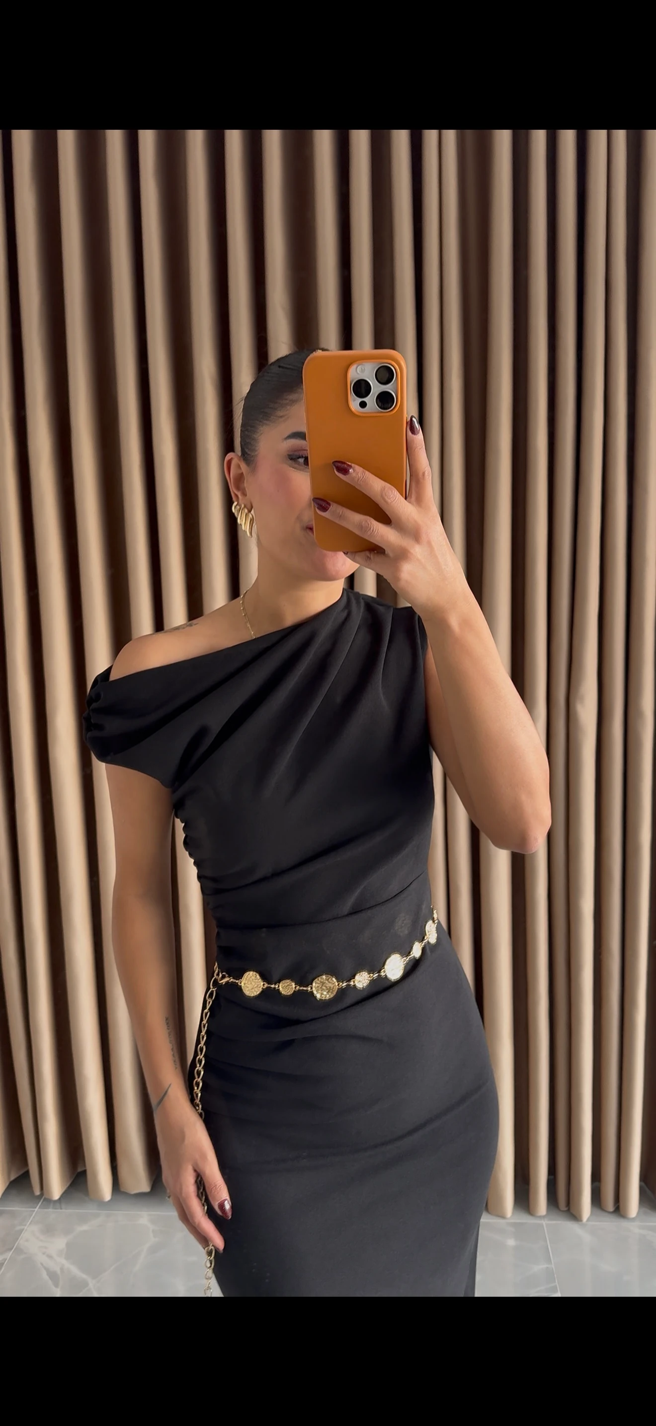 Beli Zincir Detaylı Elbise