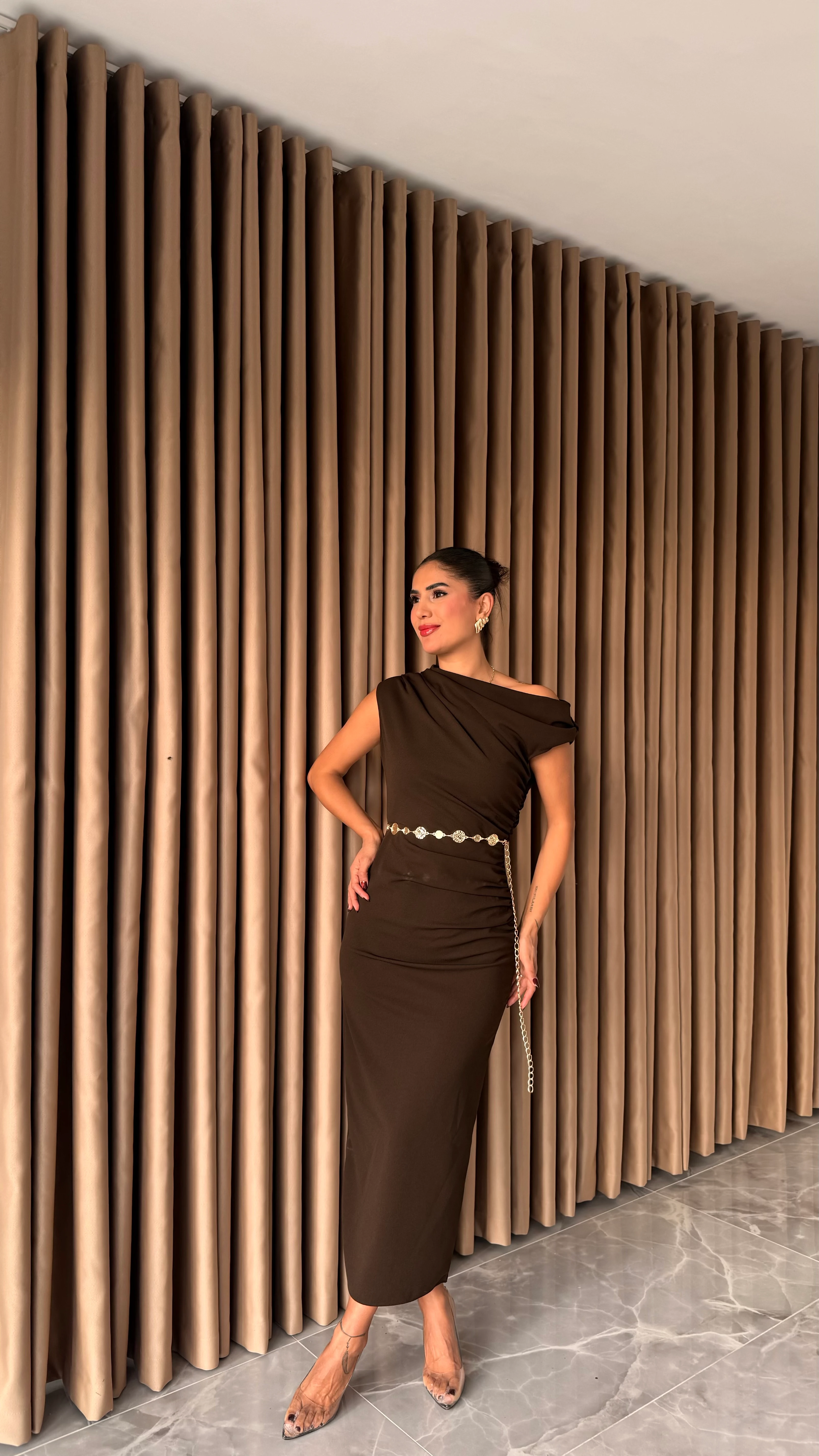 Beli Zincir Detaylı Elbise