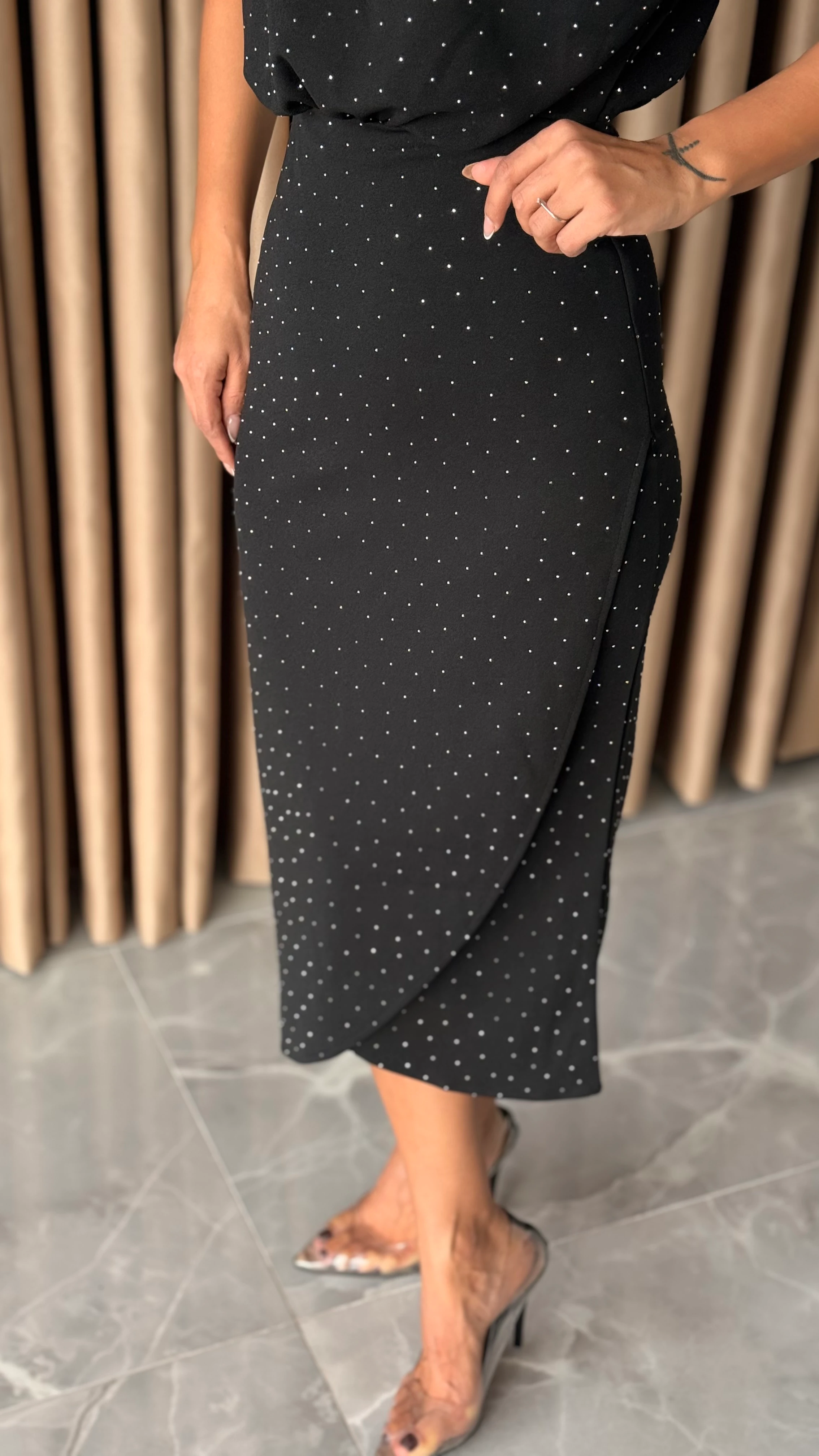 Dik Yaka Pullu Midi Elbise