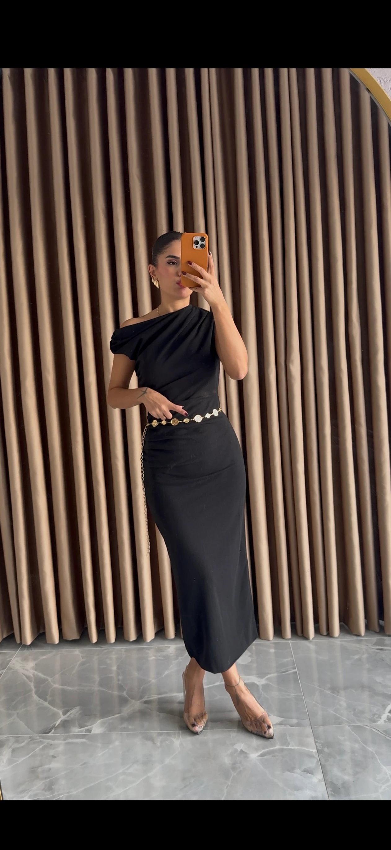 Beli Zincir Detaylı Elbise