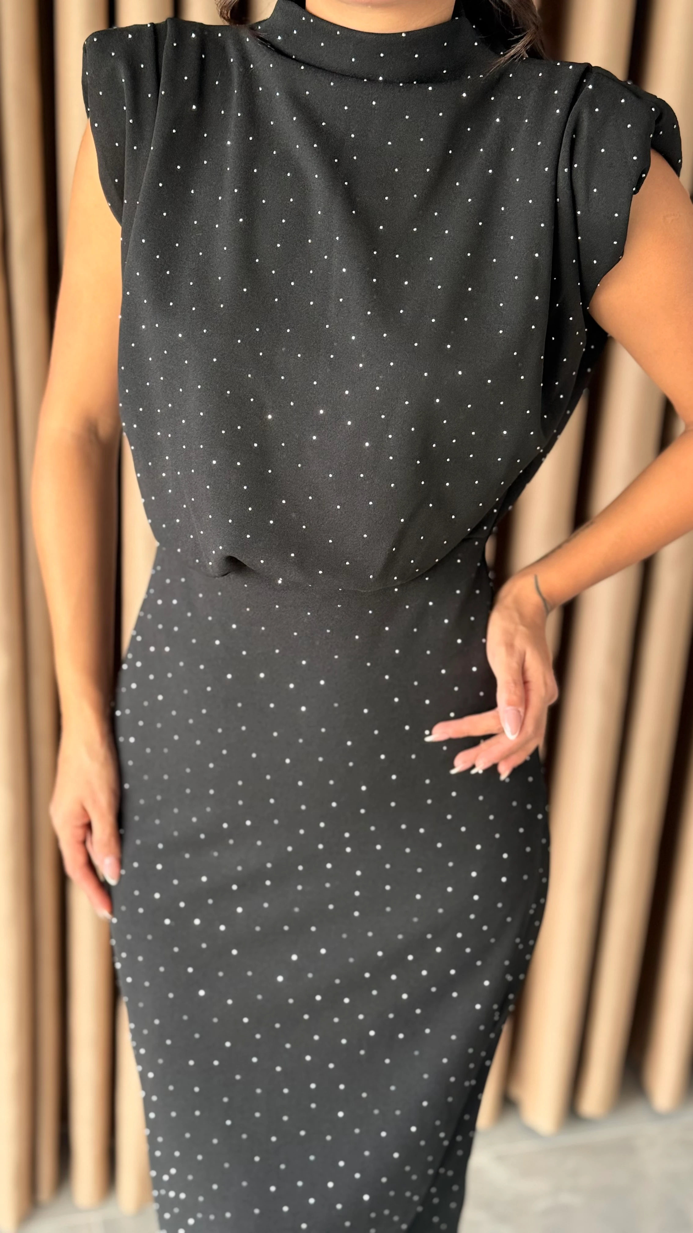 Dik Yaka Pullu Midi Elbise