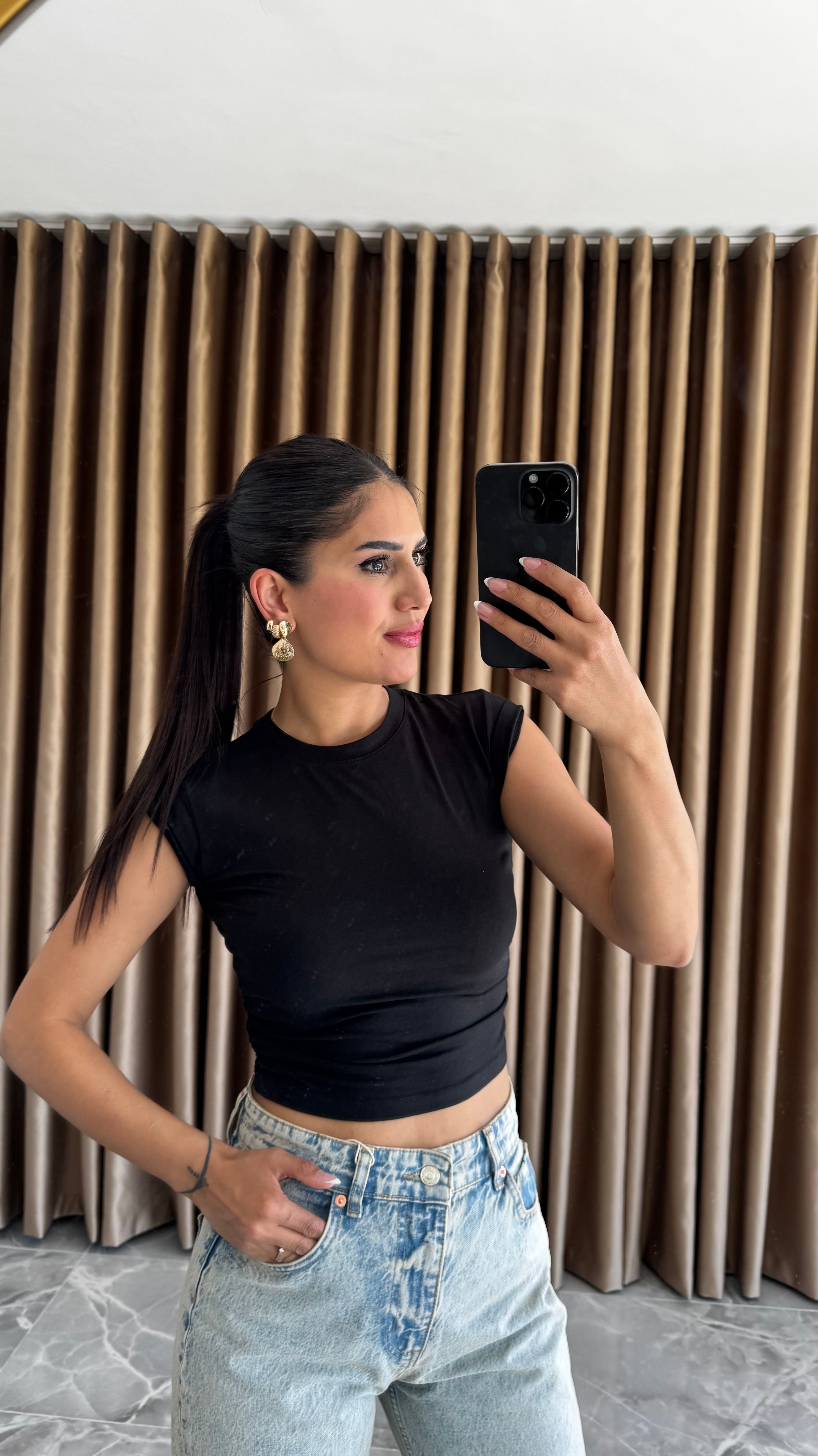 SİYAH YANLARI BÜZGÜLÜ CROP 