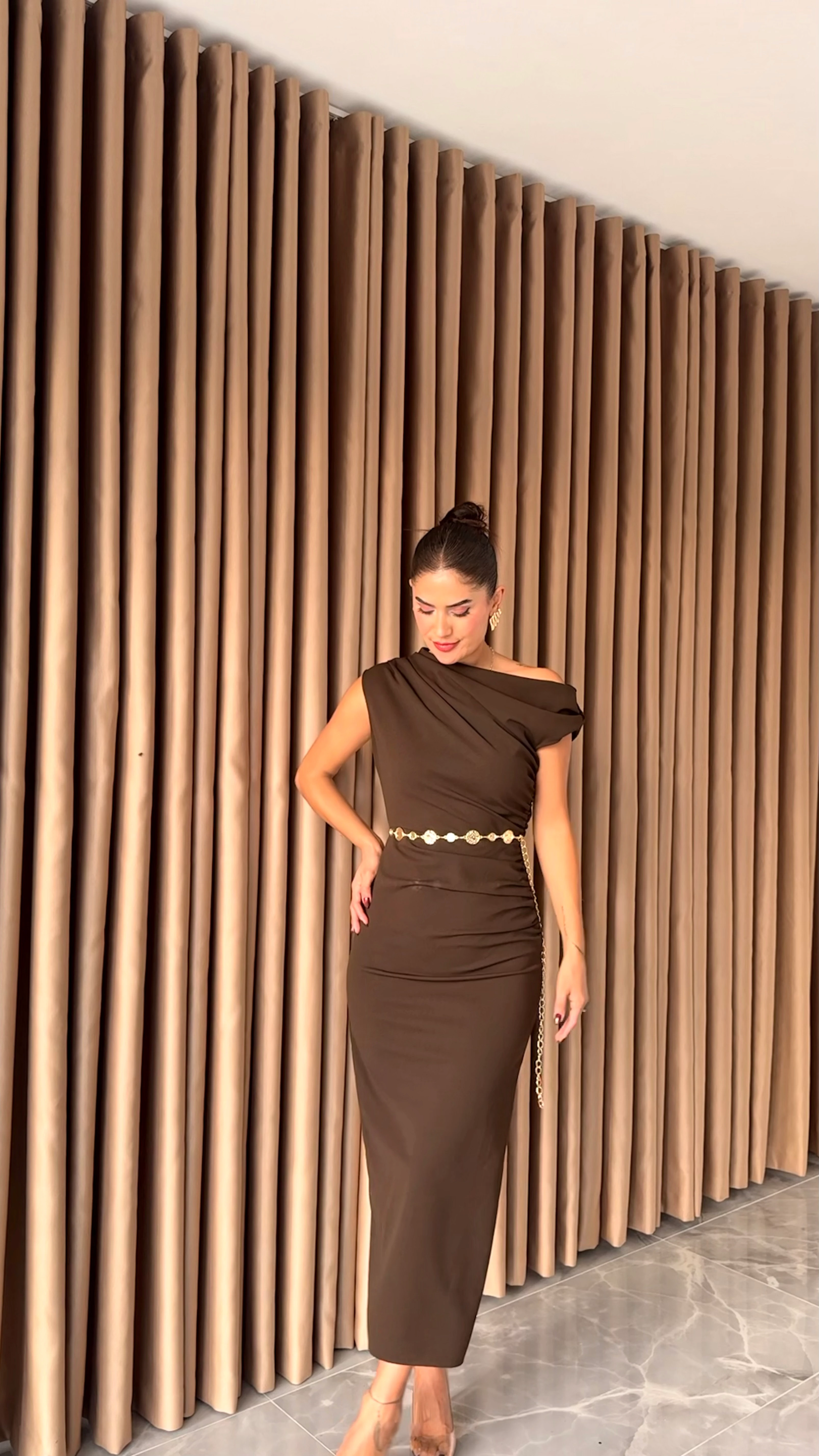 Beli Zincir Detaylı Elbise