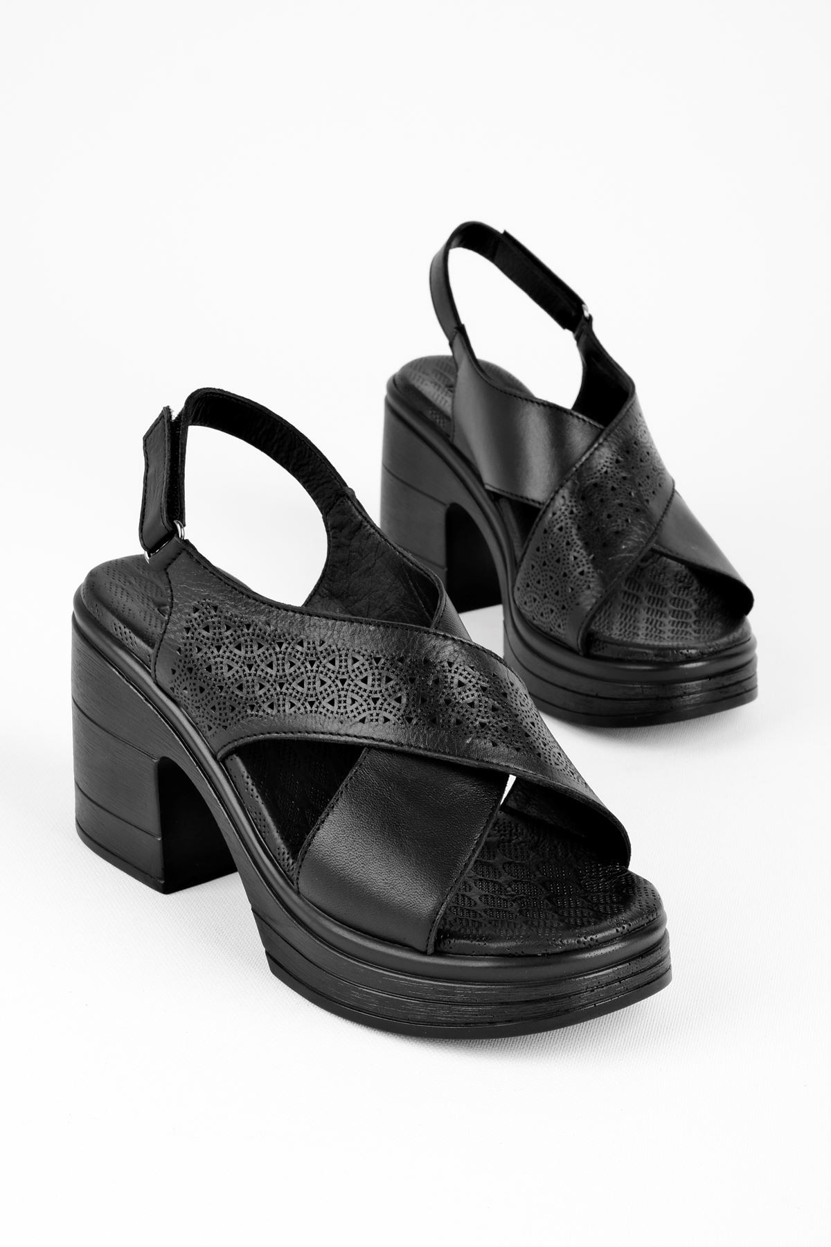 Femand Kadın Hakiki Deri Desenli Çapraz Bantlı Dolgu Topuk Sandalet B3119 - Siyah