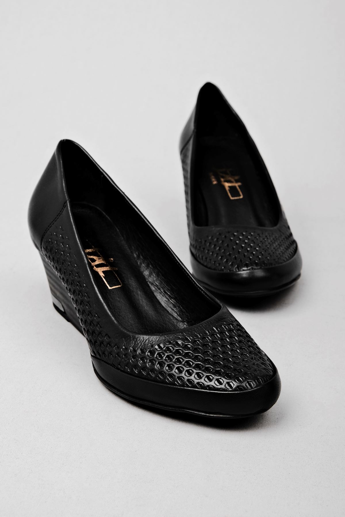 Sierta Dolgu Tabanlı Hakiki Deri Kadın Topuklu Ayakkabı (B2120) - Siyah