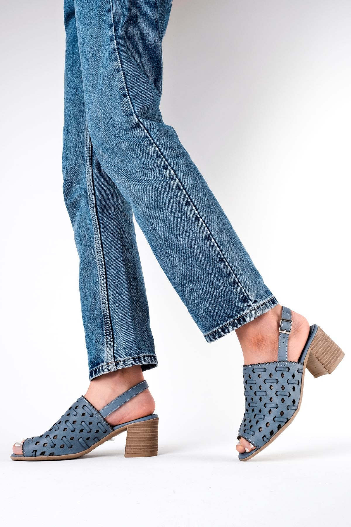 Opaly Kadın Hakiki Deri Arkası Açık Topuklu Sandalet B3187 - Mavi