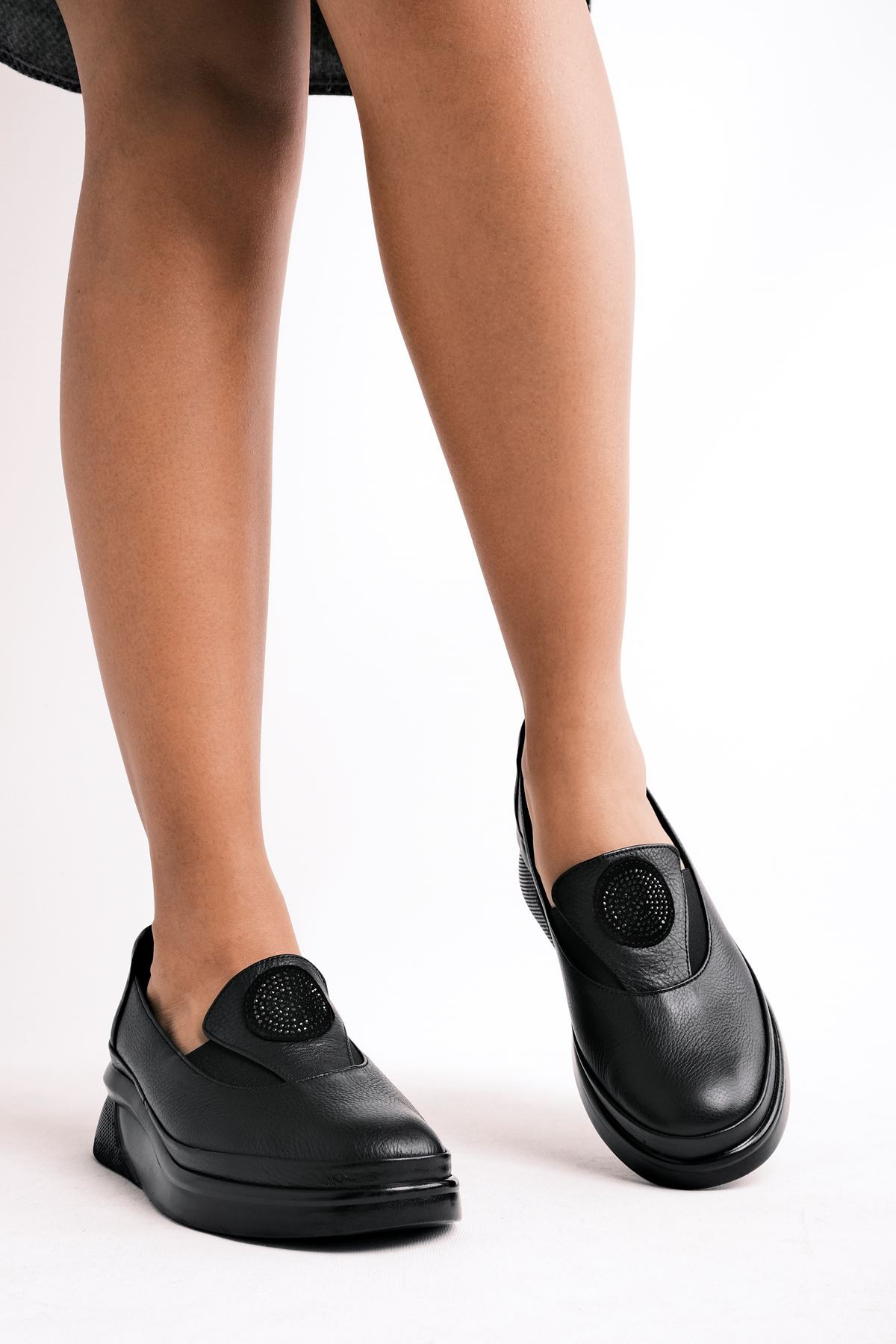 Walker Kadın Hakiki Deri Önünde Taş Detaylı Günlük Ayakkabı - Siyah