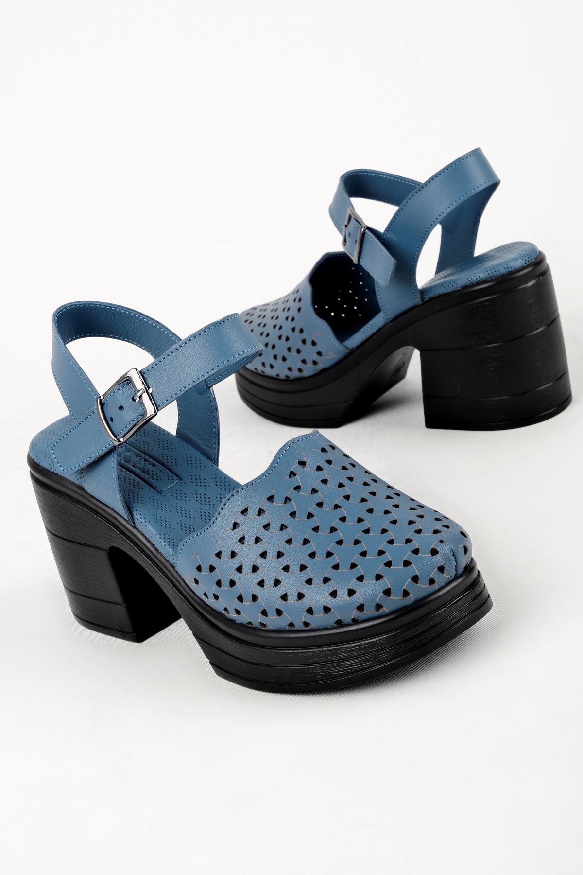 Kely Kadın Hakiki Deri Desenli Önü Kapalı Topuklu Sandalet (B3121) - Mavi