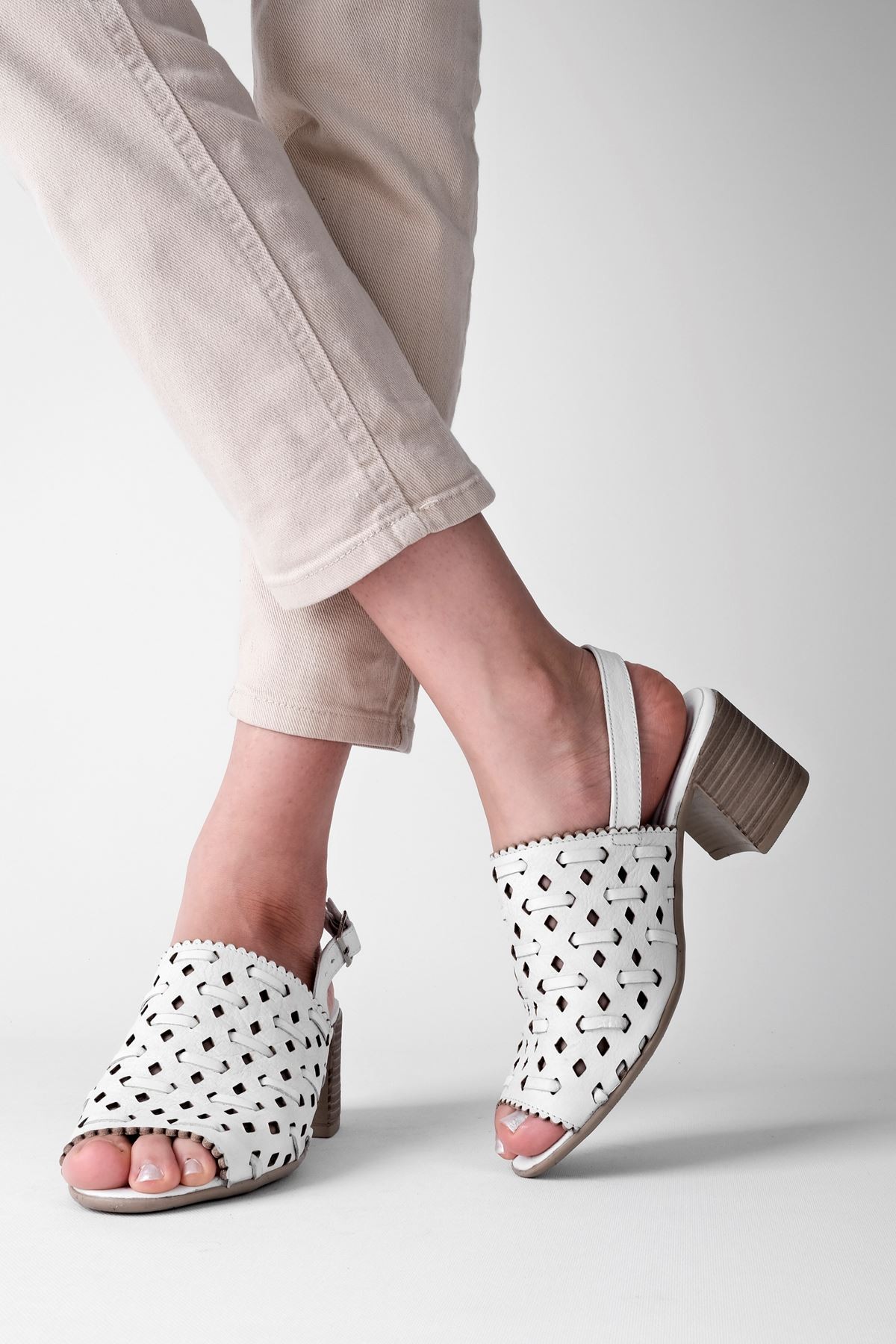 Opaly Kadın Hakiki Deri Arkası Açık Topuklu Sandalet B3187 - Beyaz