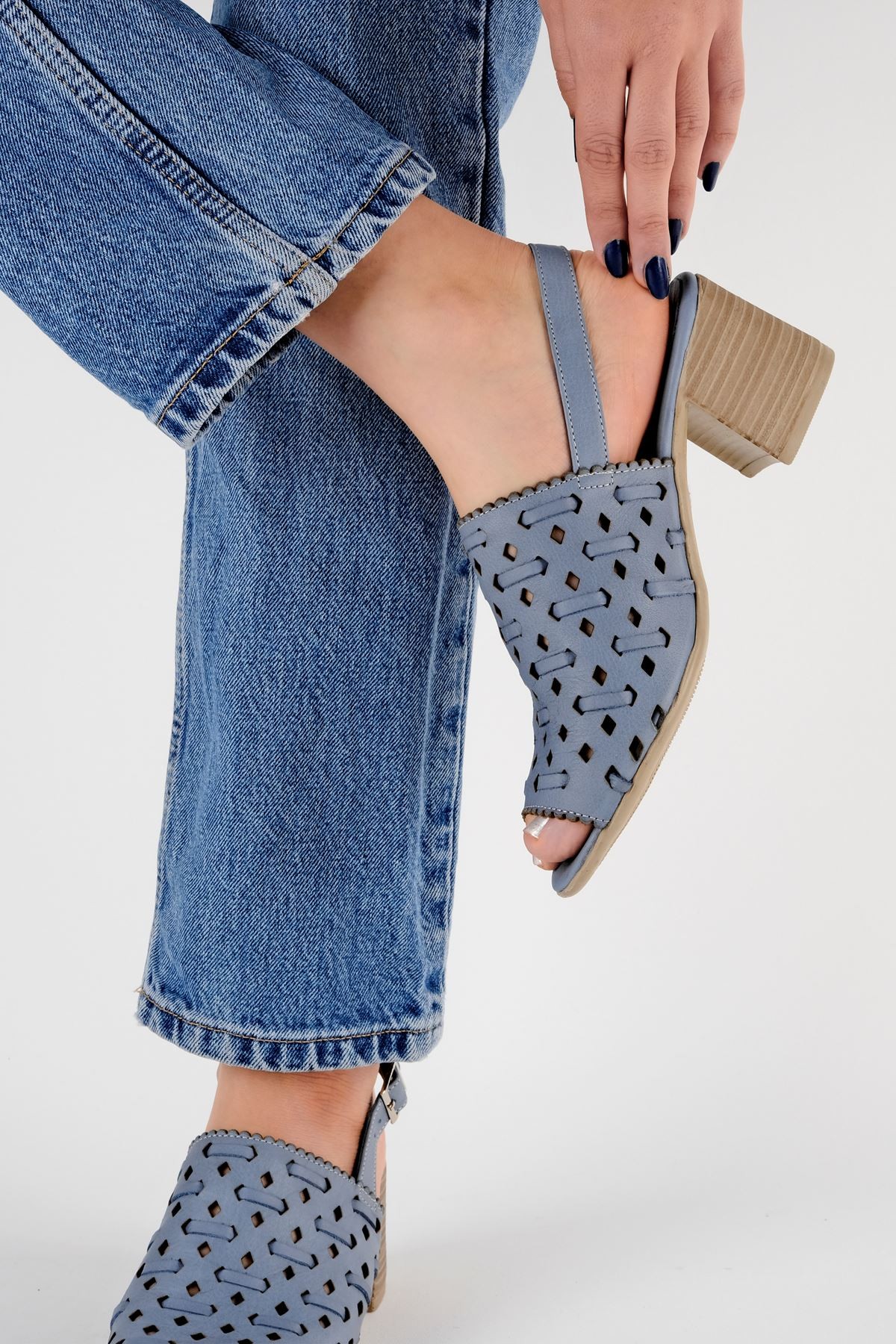 Opaly Kadın Hakiki Deri Arkası Açık Topuklu Sandalet B3187 - Mavi