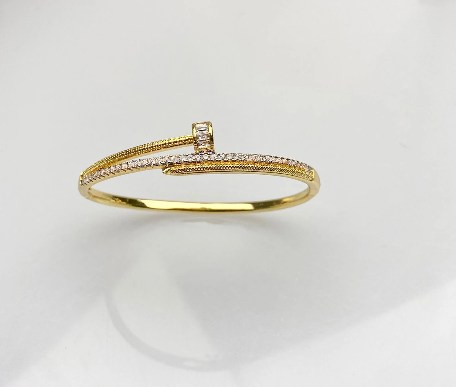 14K İthal Kararmaz Kadın Çelik Kelepçe Bileklik