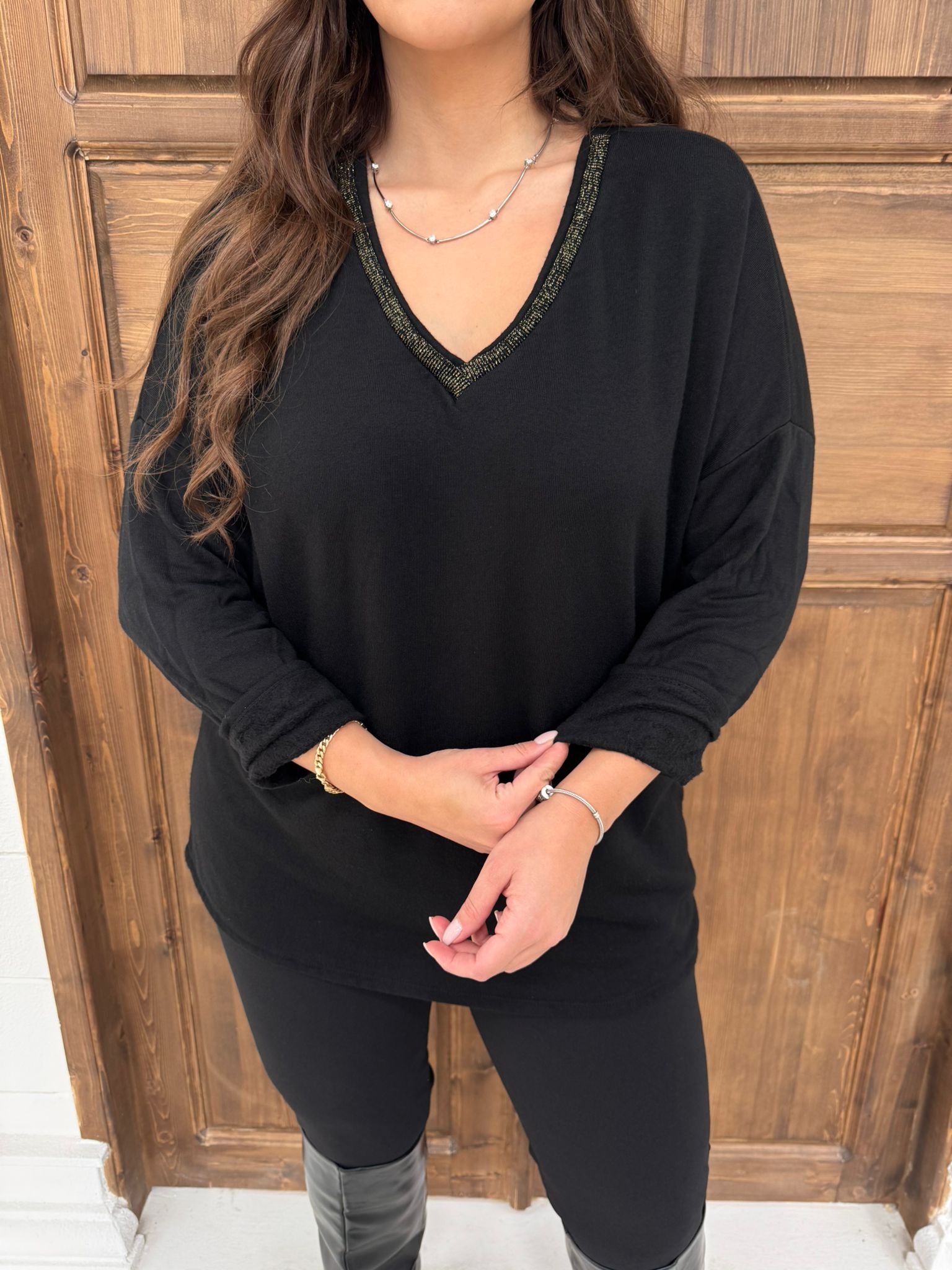 V YAKA DÜZ DESEN SİMLİ KAZAK