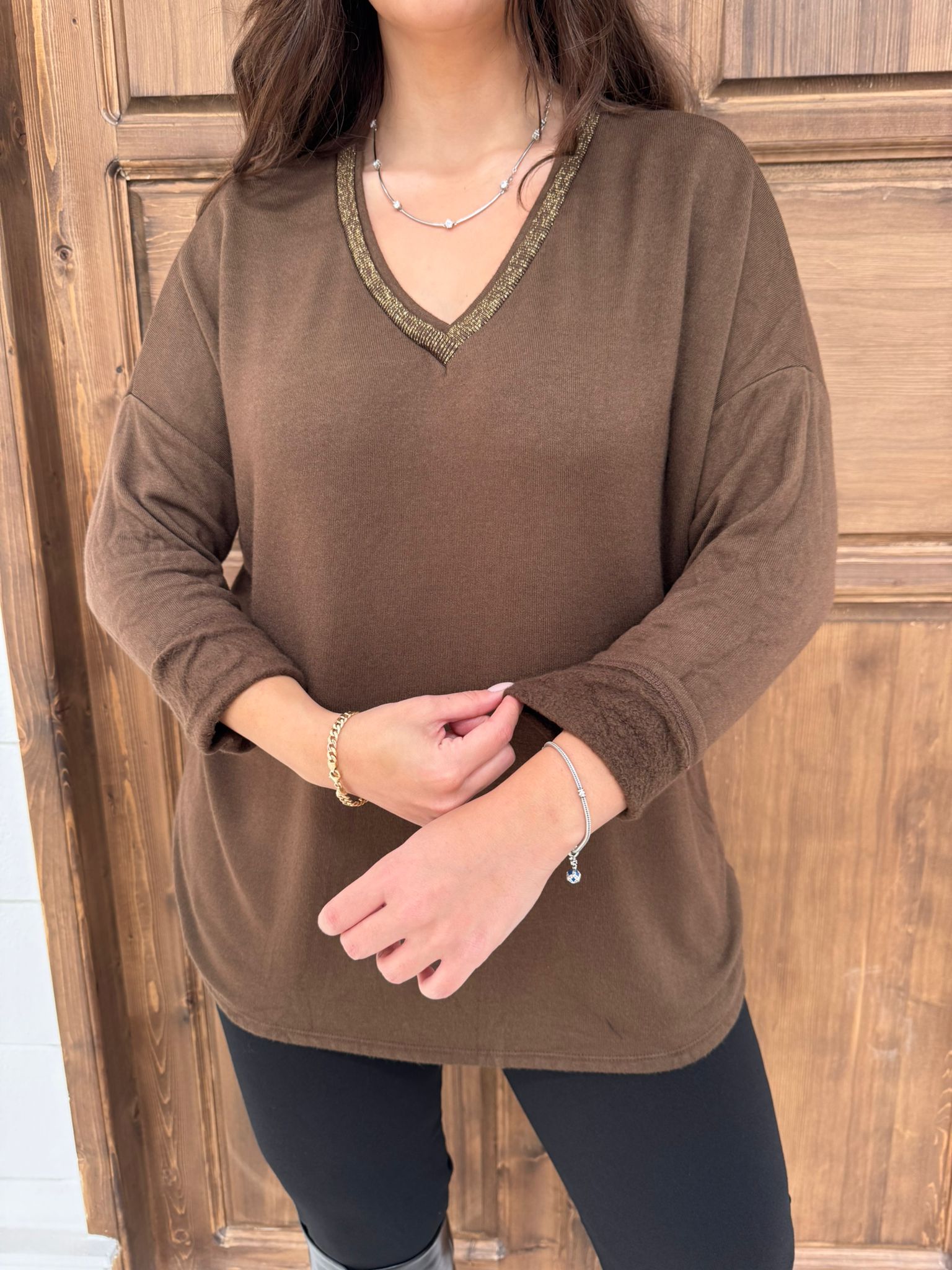 V YAKA DÜZ DESEN SİMLİ KAZAK