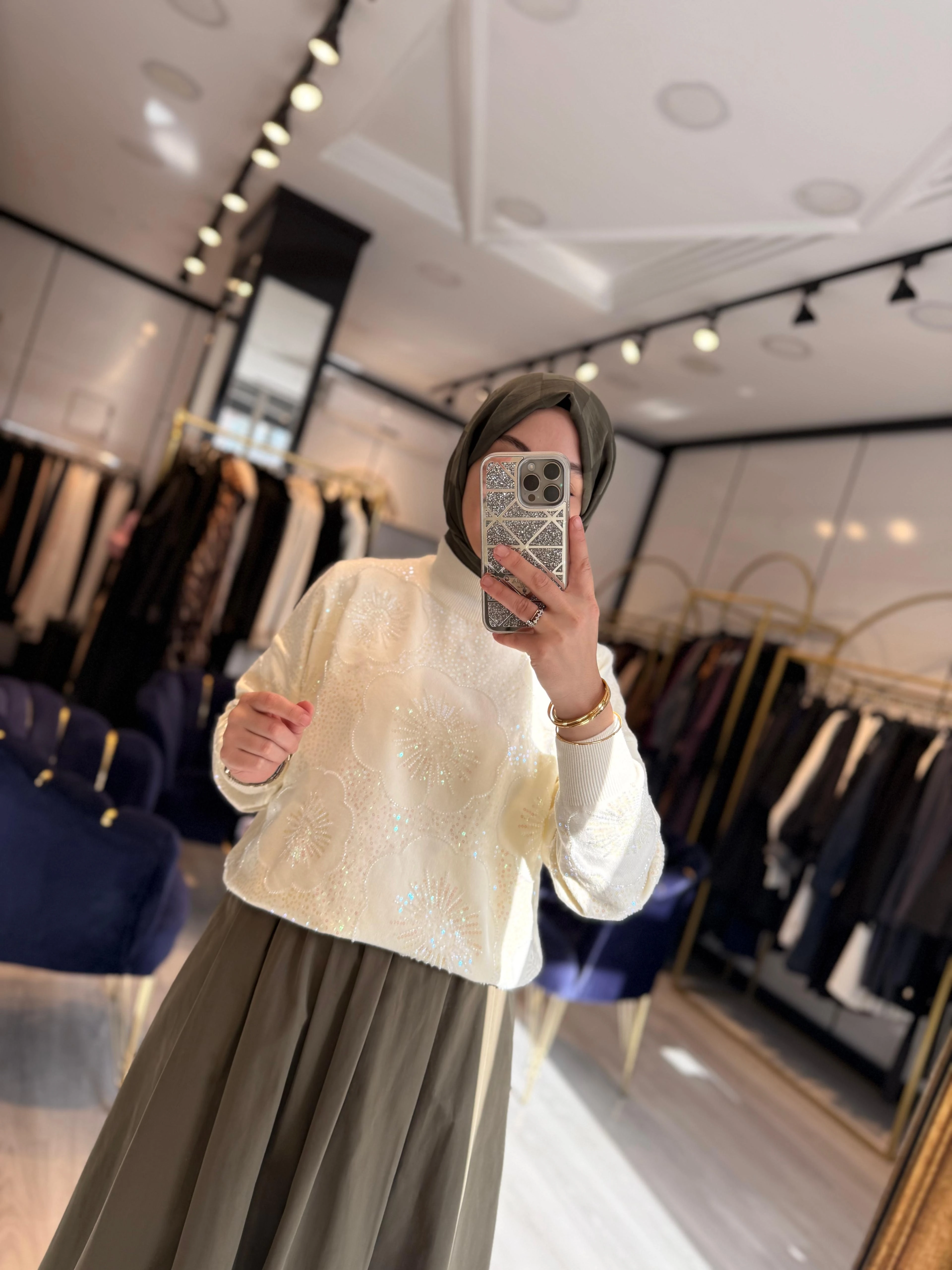 Çiçek Desen Boncuk İşlemeli Kazak - Beyaz