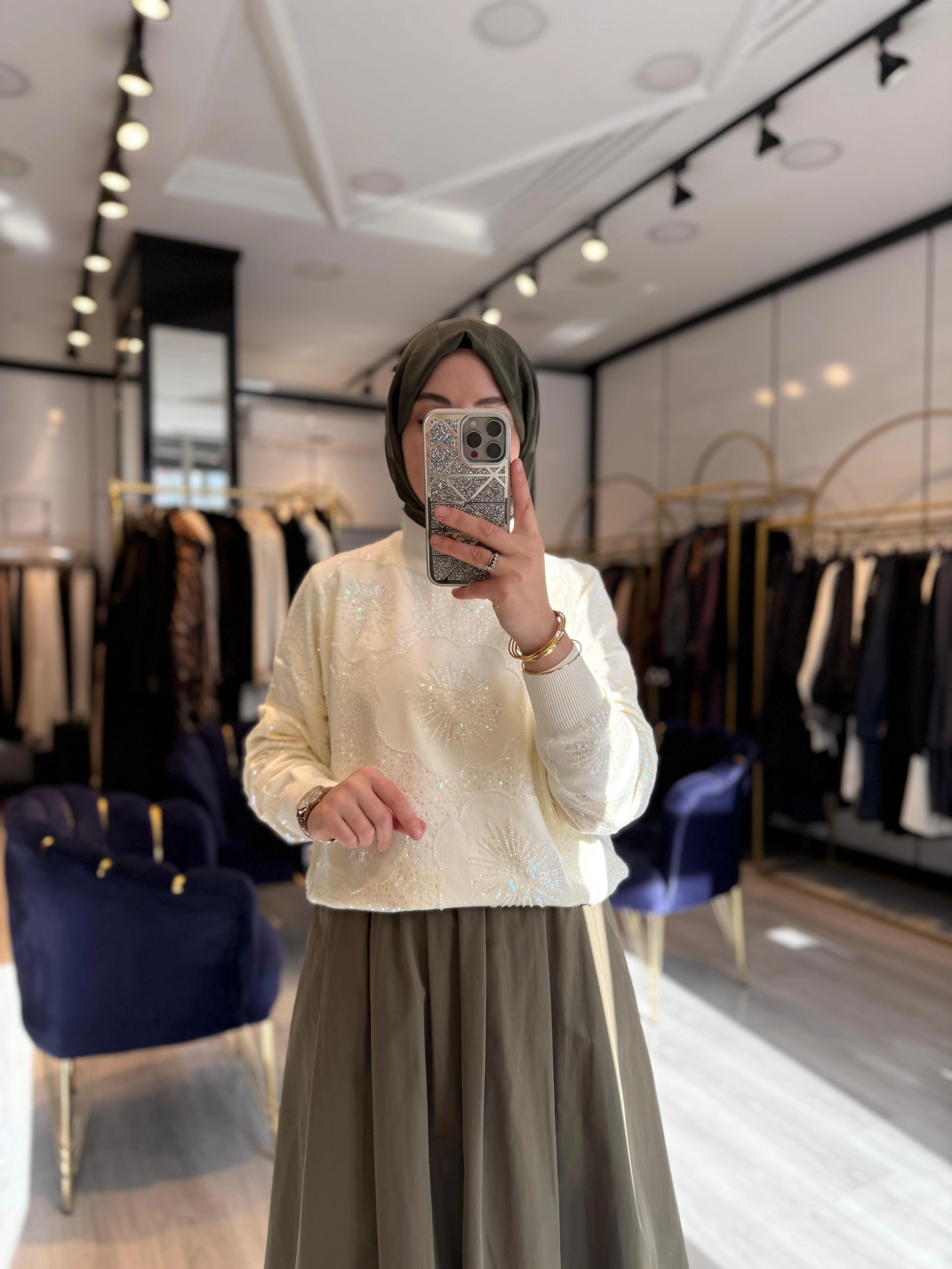 Çiçek Desen Boncuk İşlemeli Kazak - Beyaz