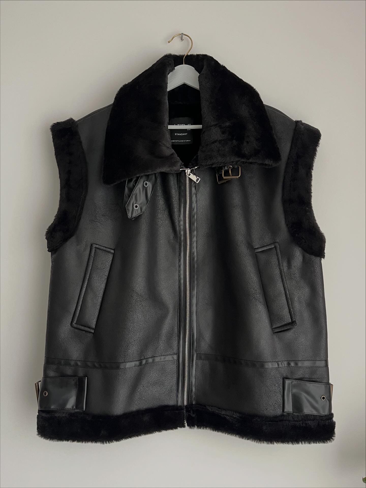 Kemer Deteylı Kürklü Deri Ceket Yelek - Siyah