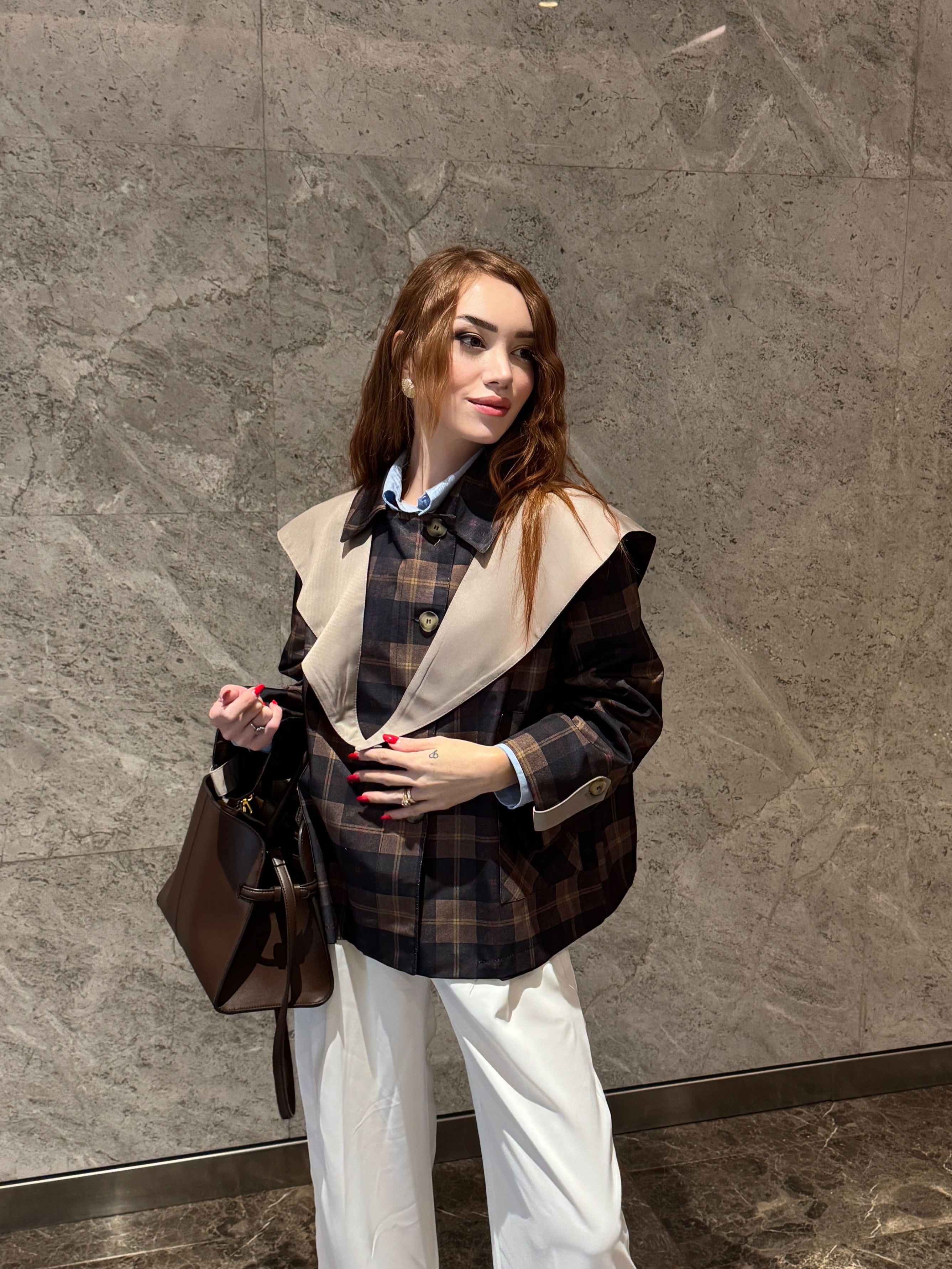 MARKA MODEL FULARLI TRENÇKOT 