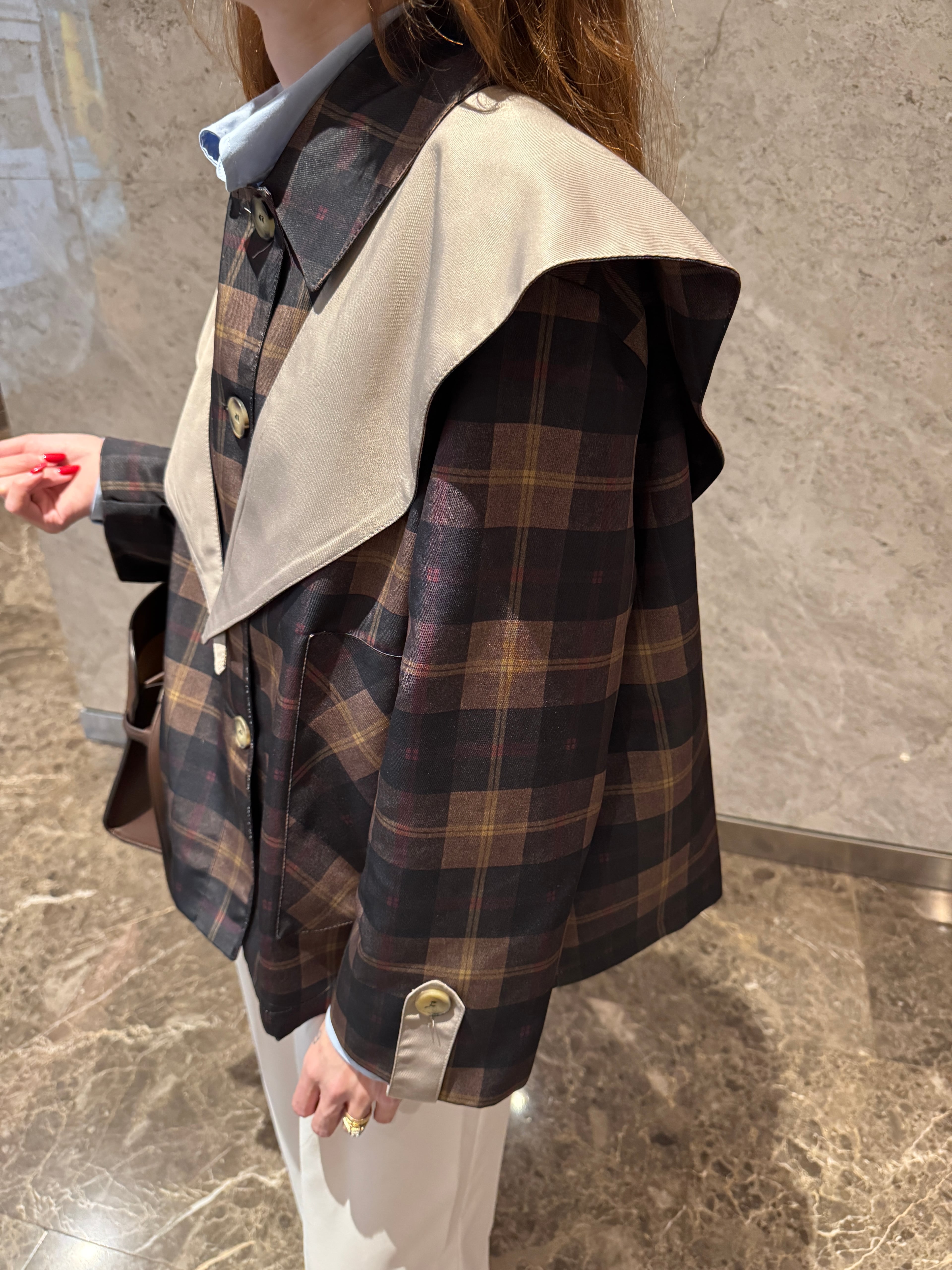 MARKA MODEL FULARLI TRENÇKOT 