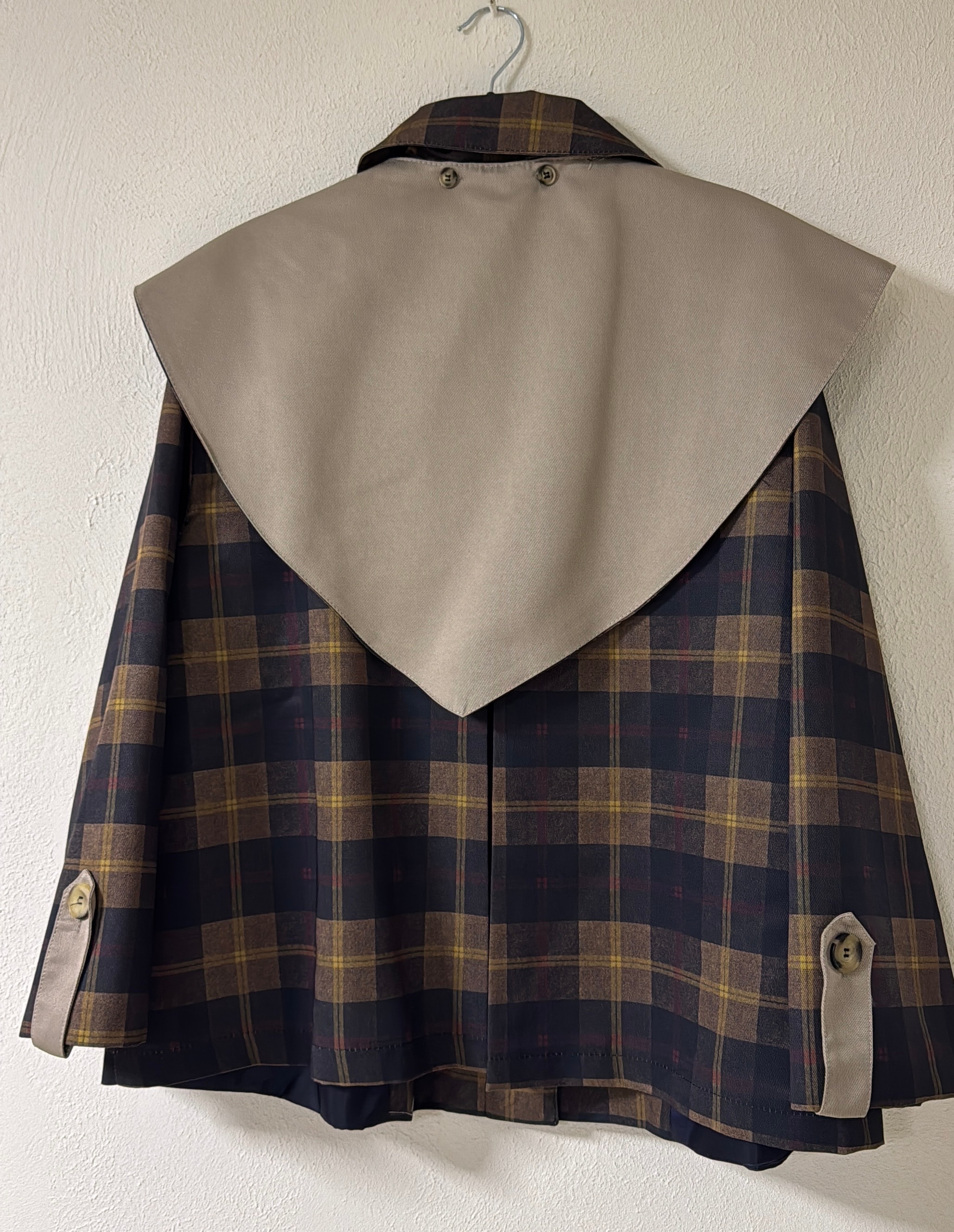 MARKA MODEL FULARLI TRENÇKOT 