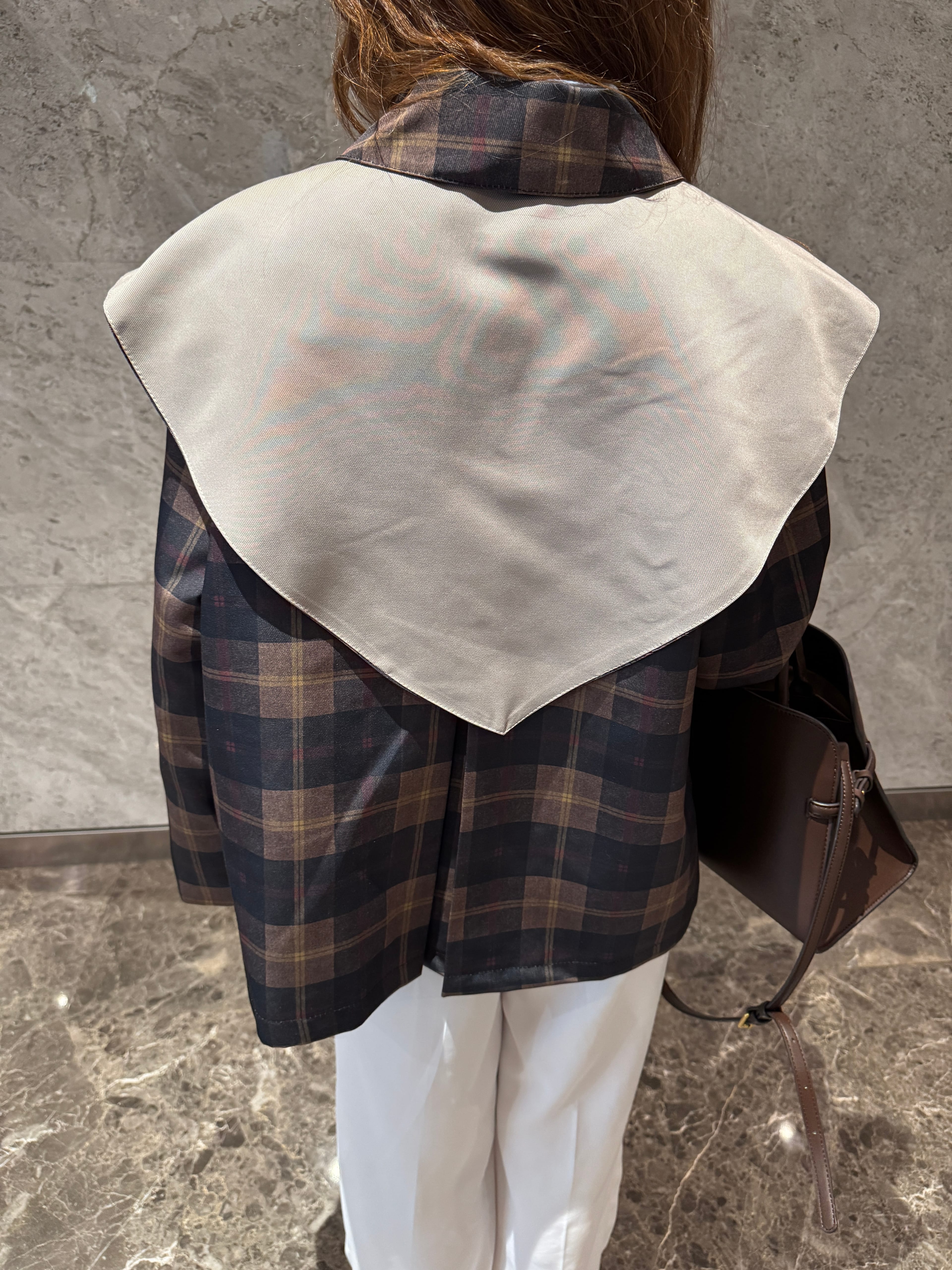 MARKA MODEL FULARLI TRENÇKOT 