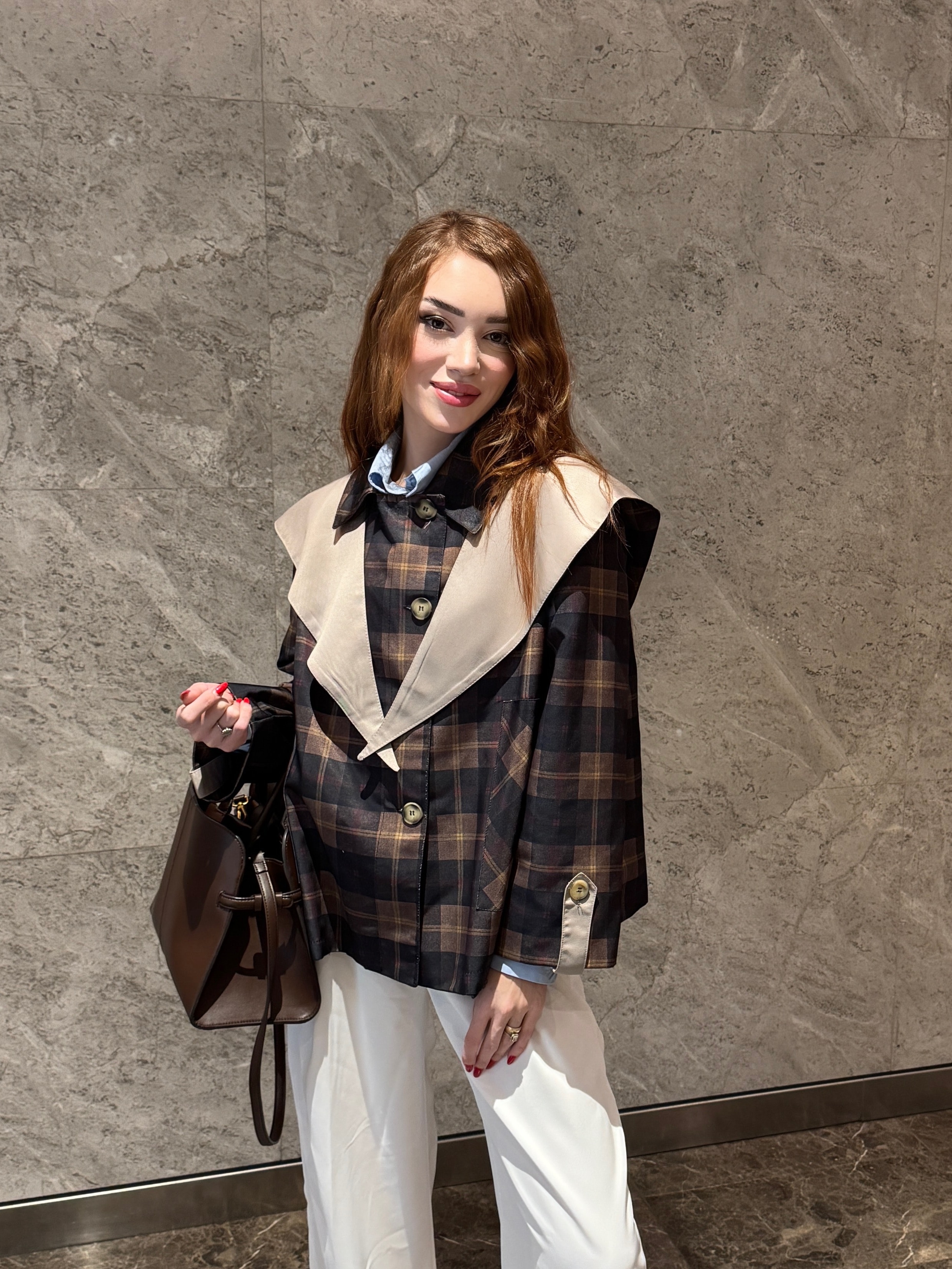MARKA MODEL FULARLI TRENÇKOT 