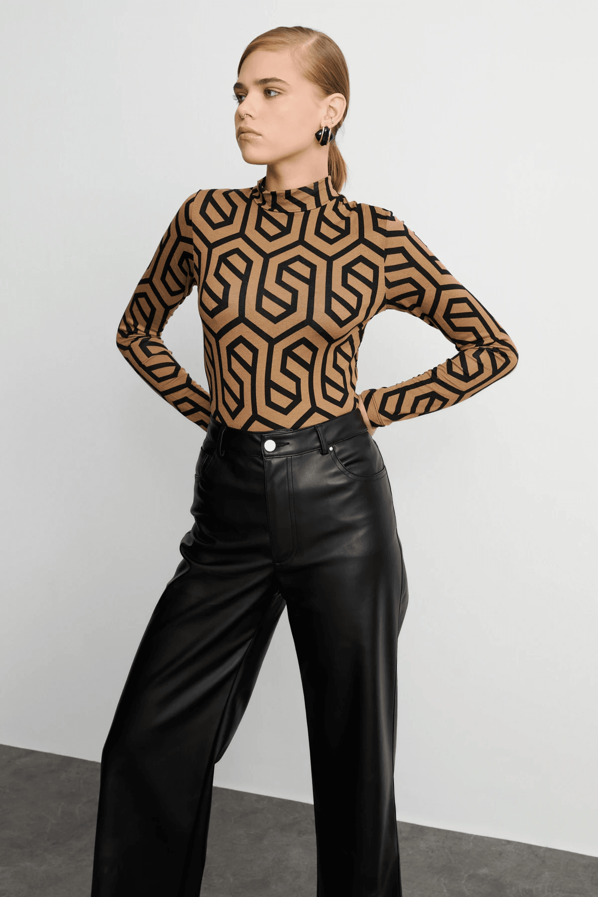 Camel Siyah Dik Geometrik Desenli Body