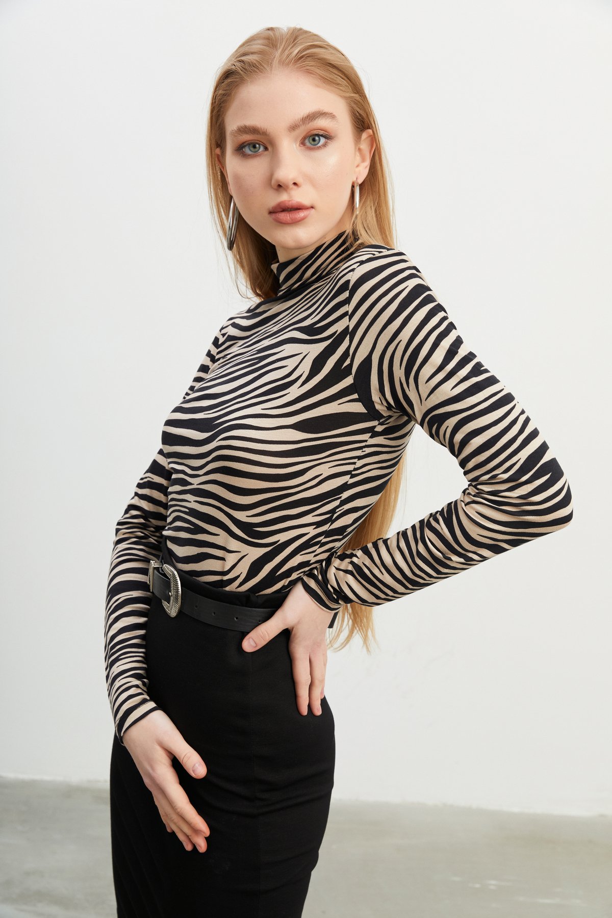 Bej Zebra Desenli Dik Yaka Body