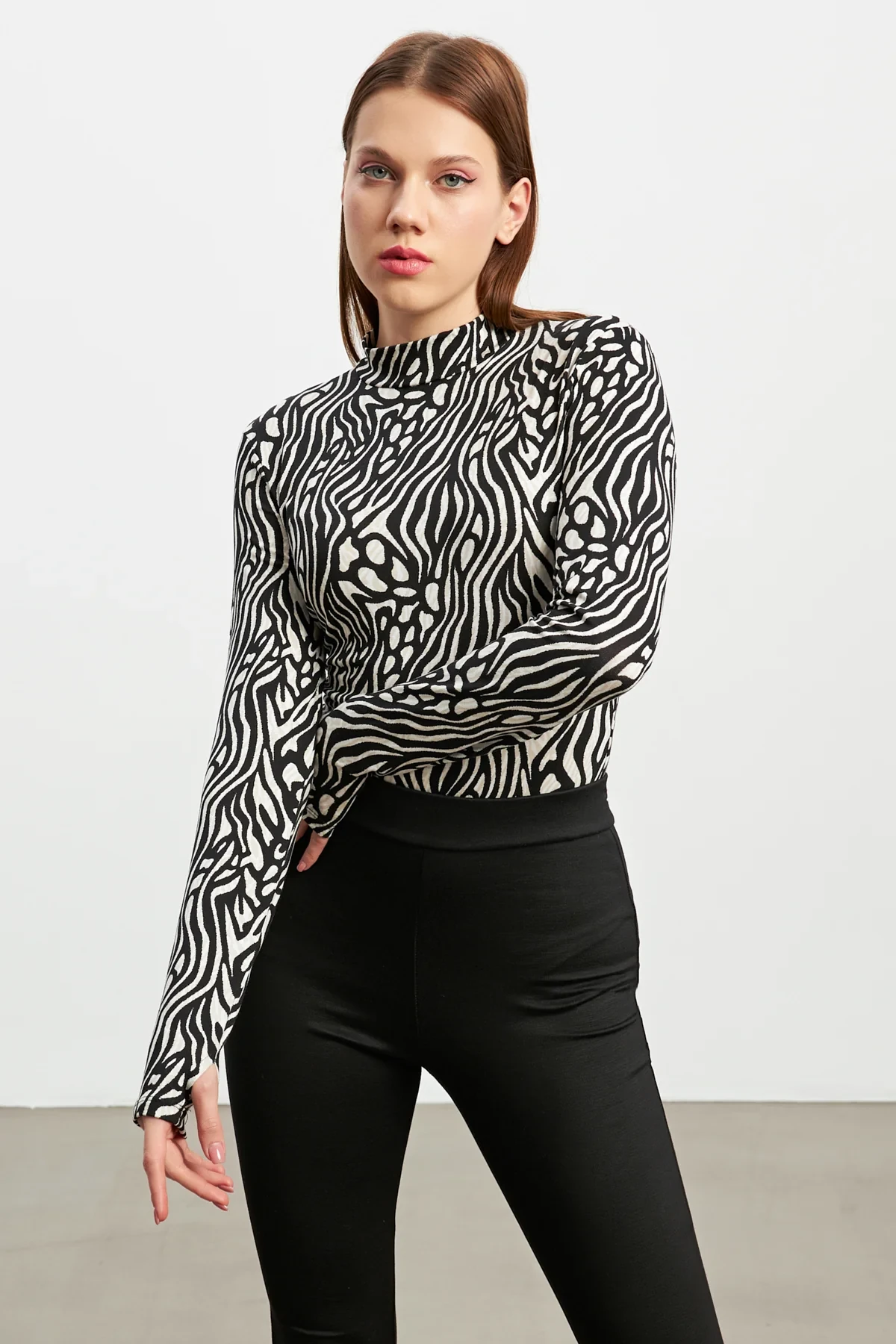 Bej Geçişli Zebra Desenli Parmak Detaylı Body