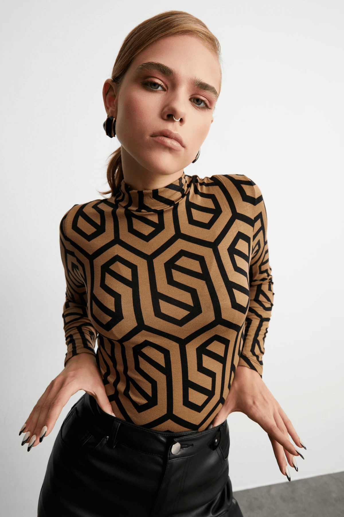 Camel Siyah Dik Geometrik Desenli Body