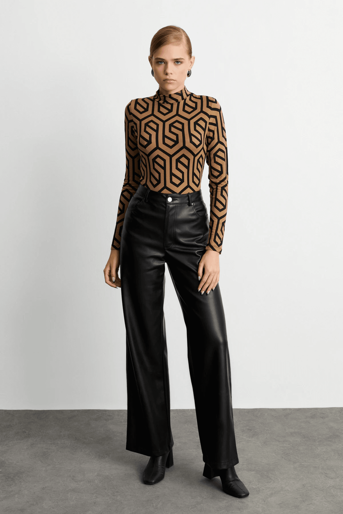 Camel Siyah Dik Geometrik Desenli Body