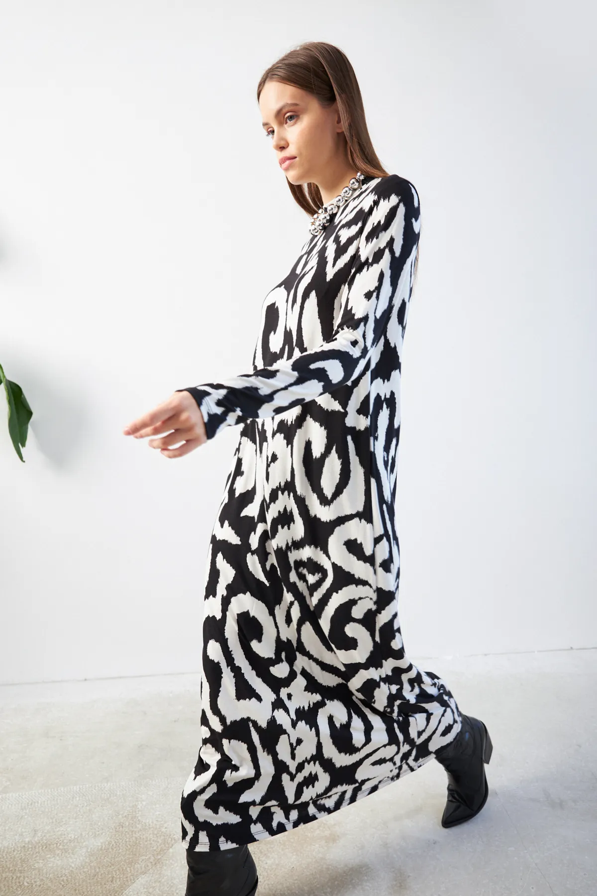 Siyah Beyaz Desenli Yarım Balıkçı Yaka Uzun Kollu Elbise