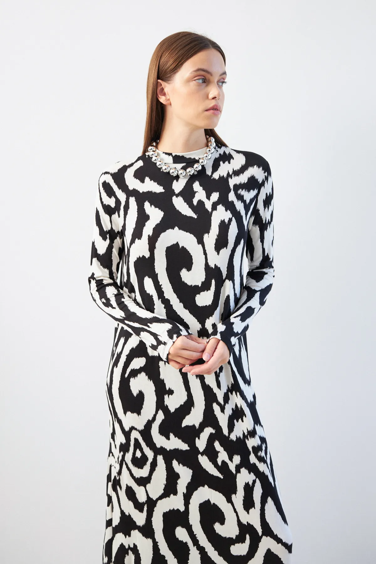 Siyah Beyaz Desenli Yarım Balıkçı Yaka Uzun Kollu Elbise