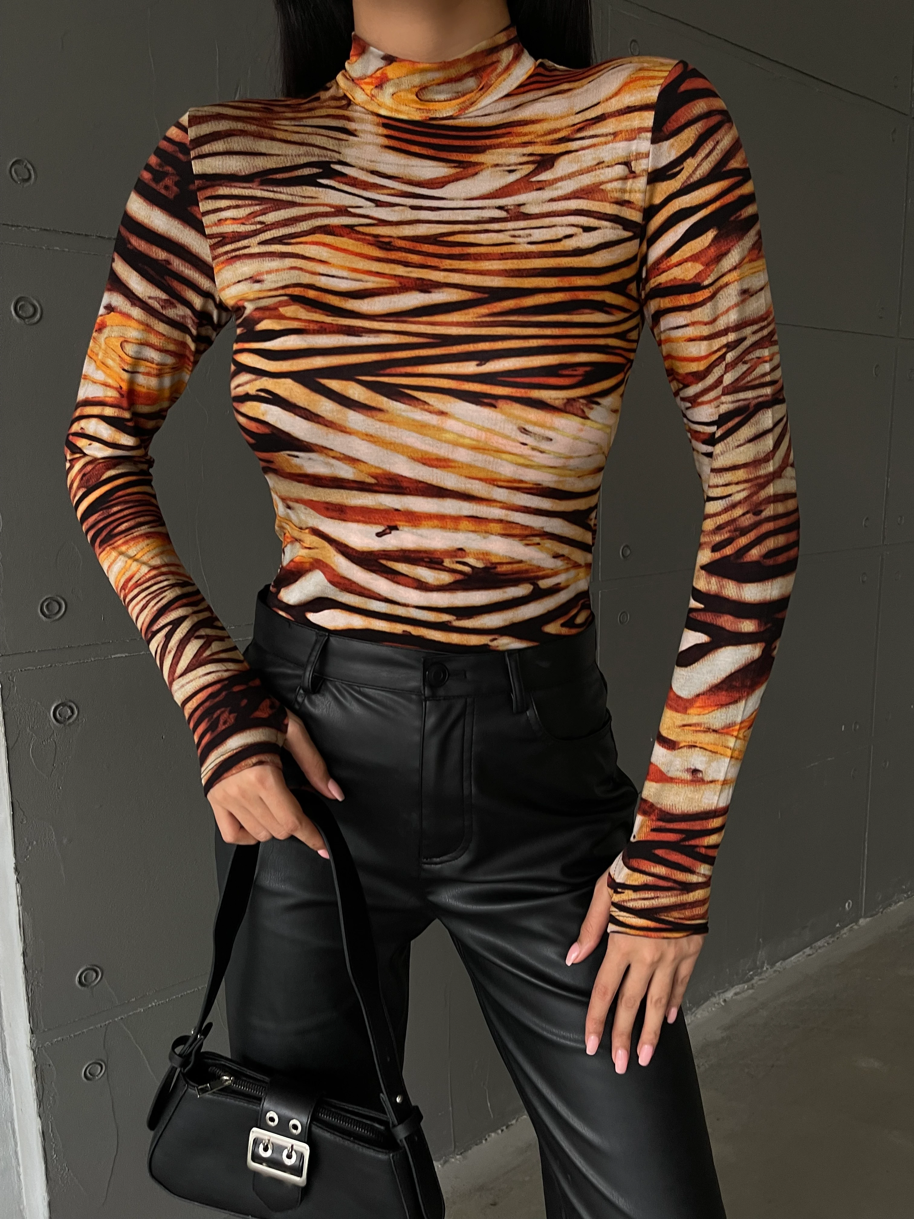 Turuncu Yatay Desenli Parmak Detaylı Body