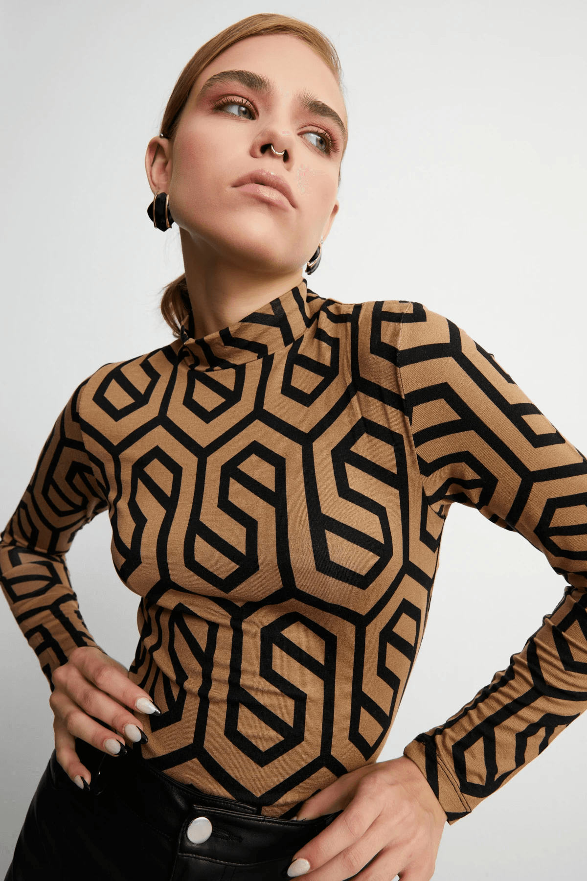 Camel Siyah Dik Geometrik Desenli Body