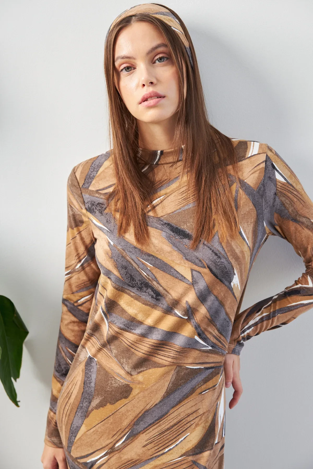 Mocha Uzun Yaprak Desenli Yarım Balıkçı Yaka Uzun Kollu Elbise