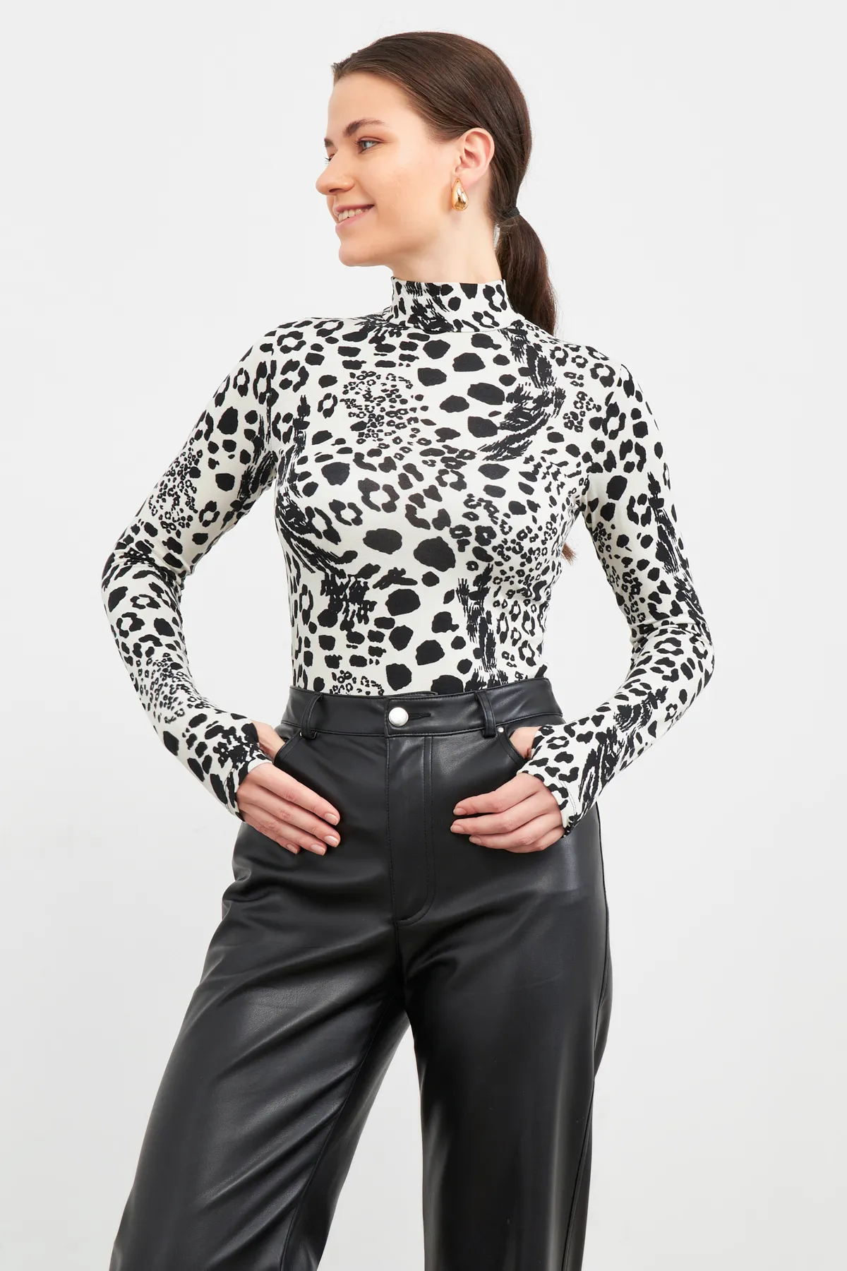 Kadın Siyah Parça Leopar Desenli Parmak Detaylı Body