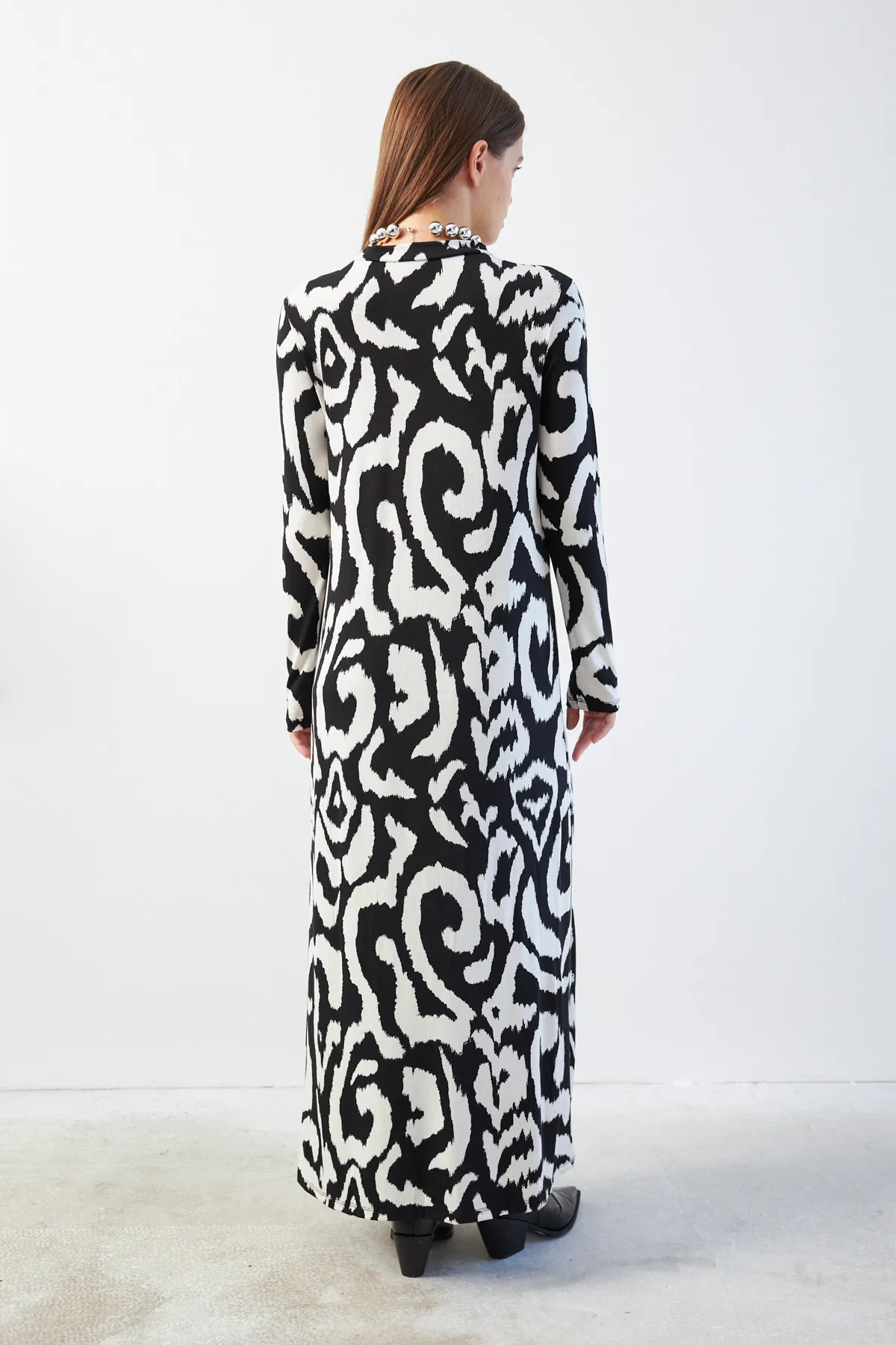 Siyah Beyaz Desenli Yarım Balıkçı Yaka Uzun Kollu Elbise