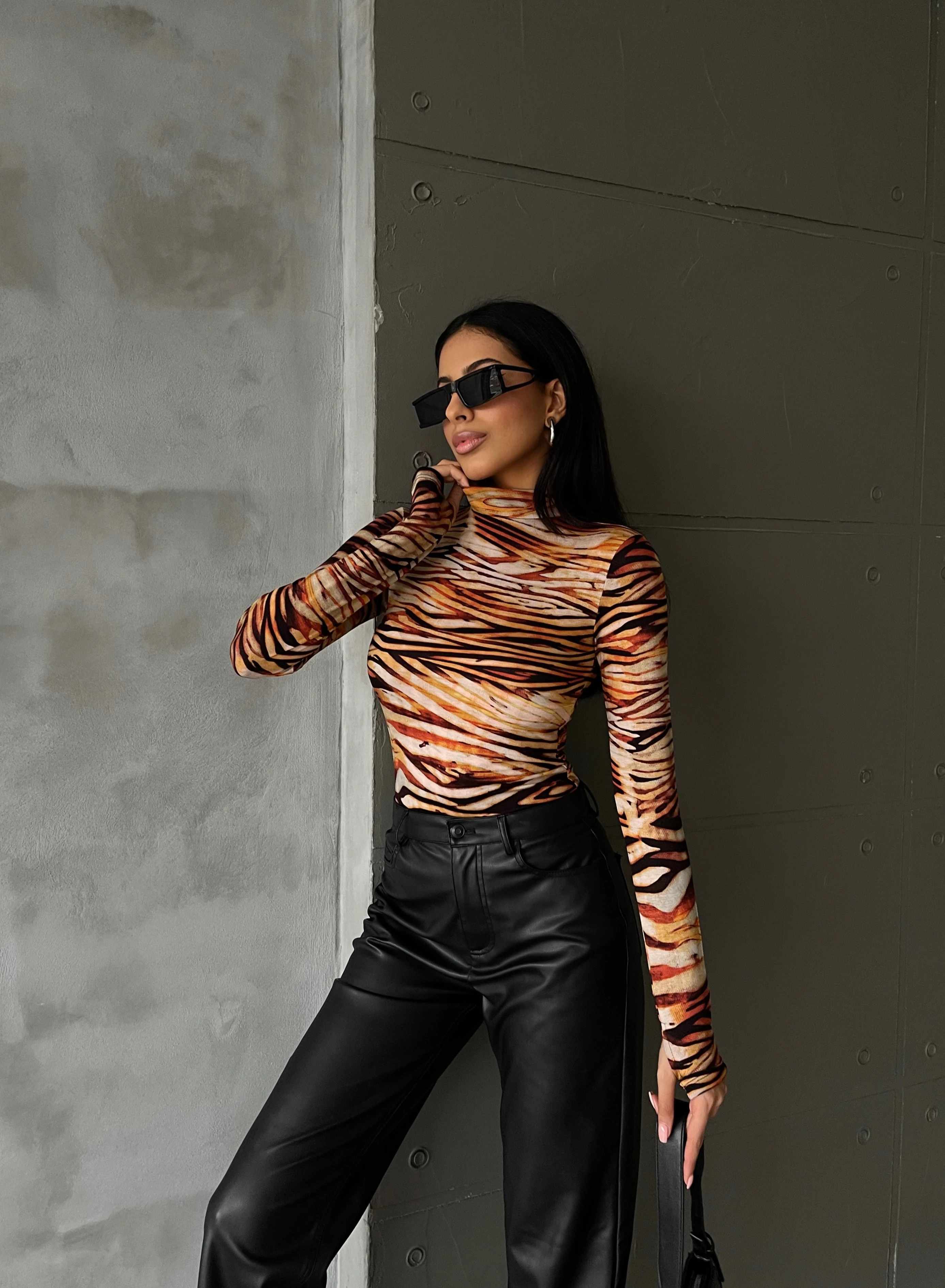 Turuncu Yatay Desenli Parmak Detaylı Body