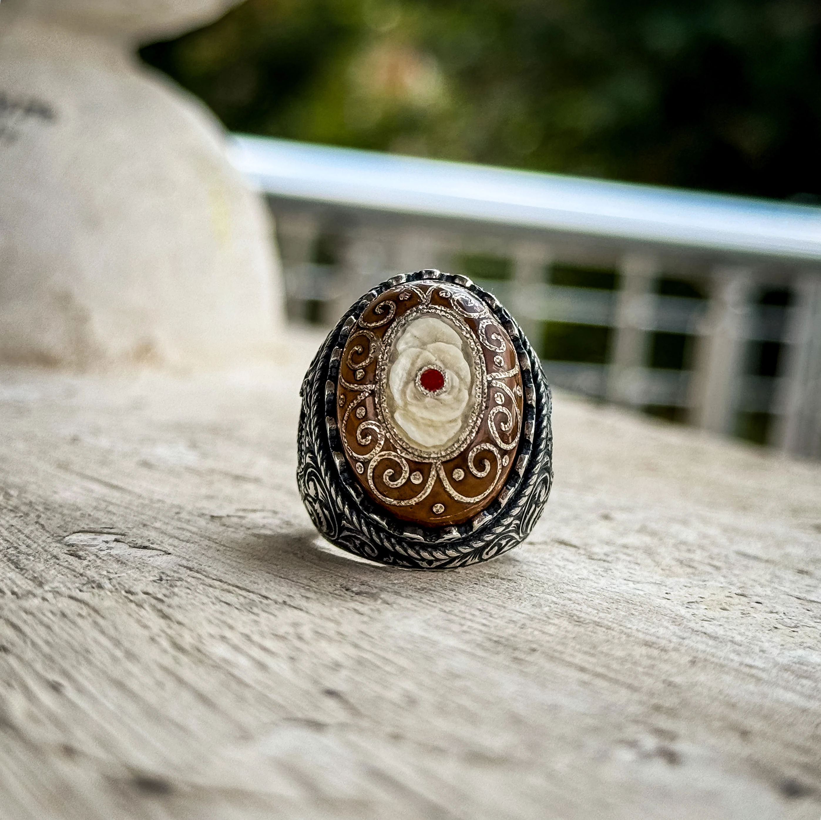 Kuka Taşı Telkari ve Oyma İşcilikli Tunus Mercanı Kakma 925 Ayar Gümüş Yüzük