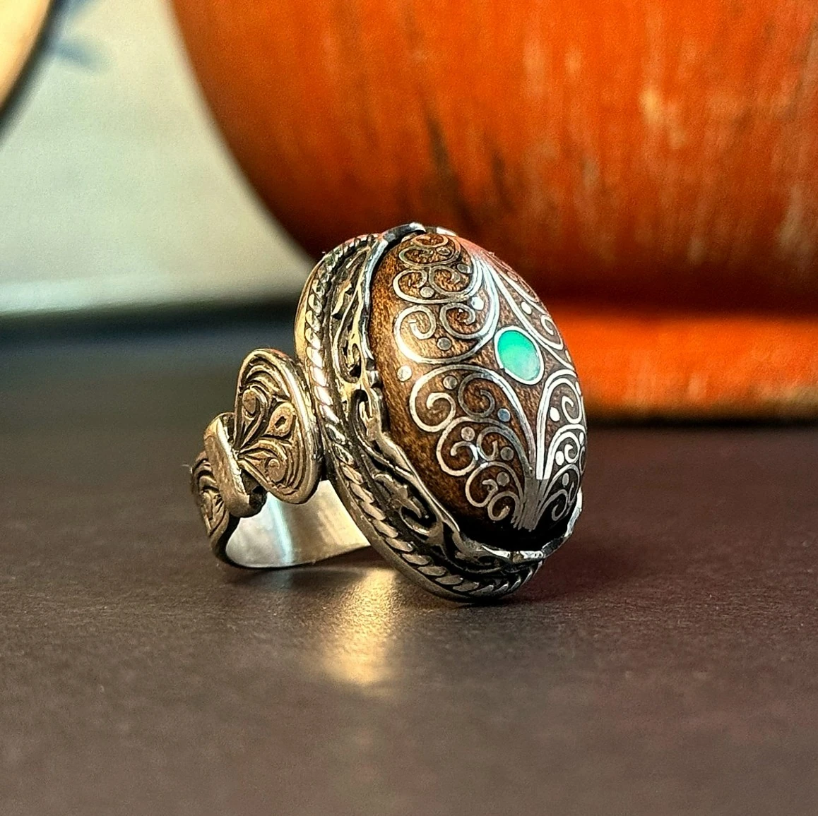 Eski Usul Telkari Ceviz Ağacı Üzerine 1000 Ayar Gümüş ve Opal Kakmalı 925 Ayar Gümüş Yüzük