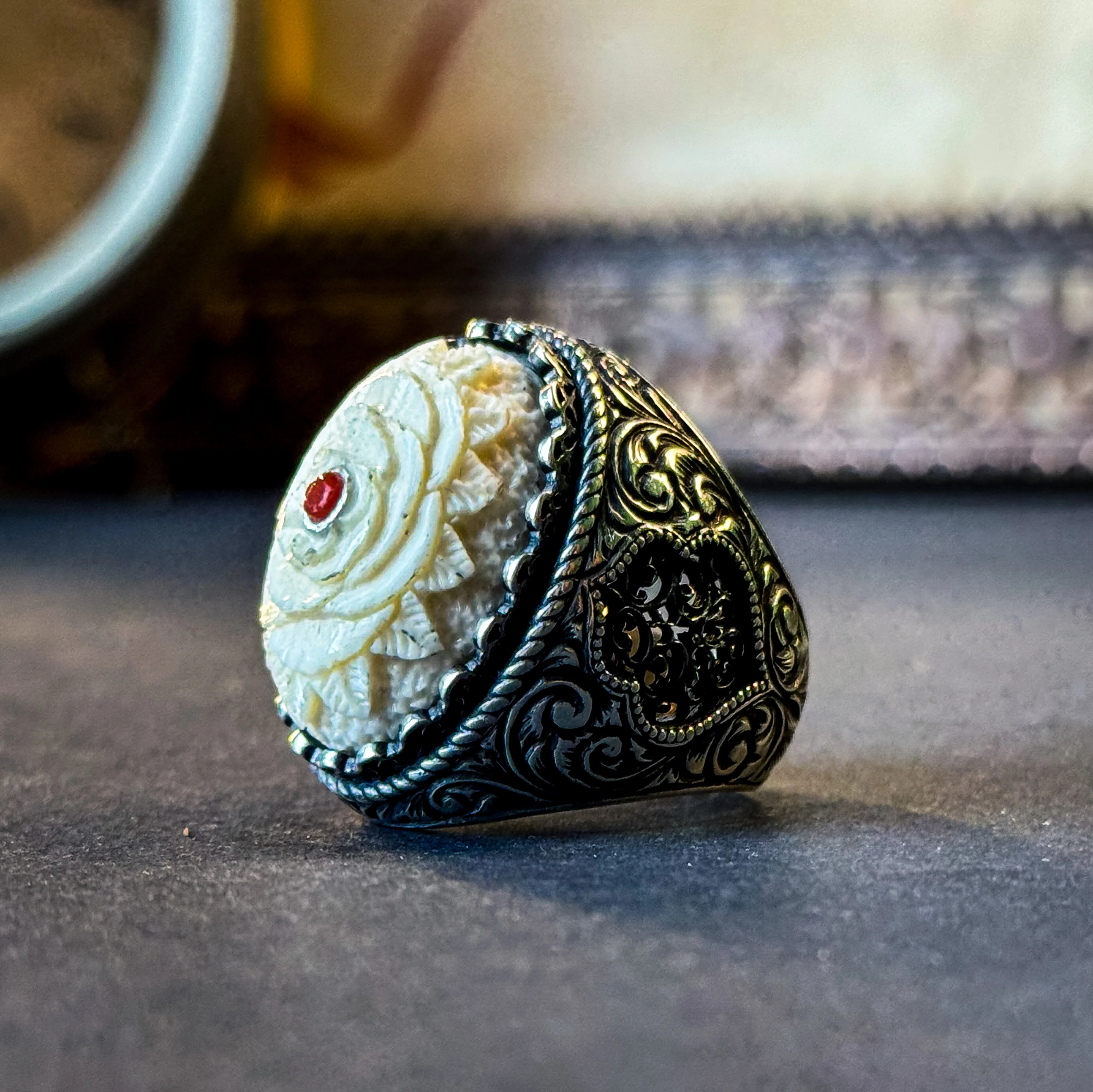 Doğaltaş Oyma Nakkaş İşçilikli Tunus Mercanı Kakma 925 Ayar Gümüş Yüzük