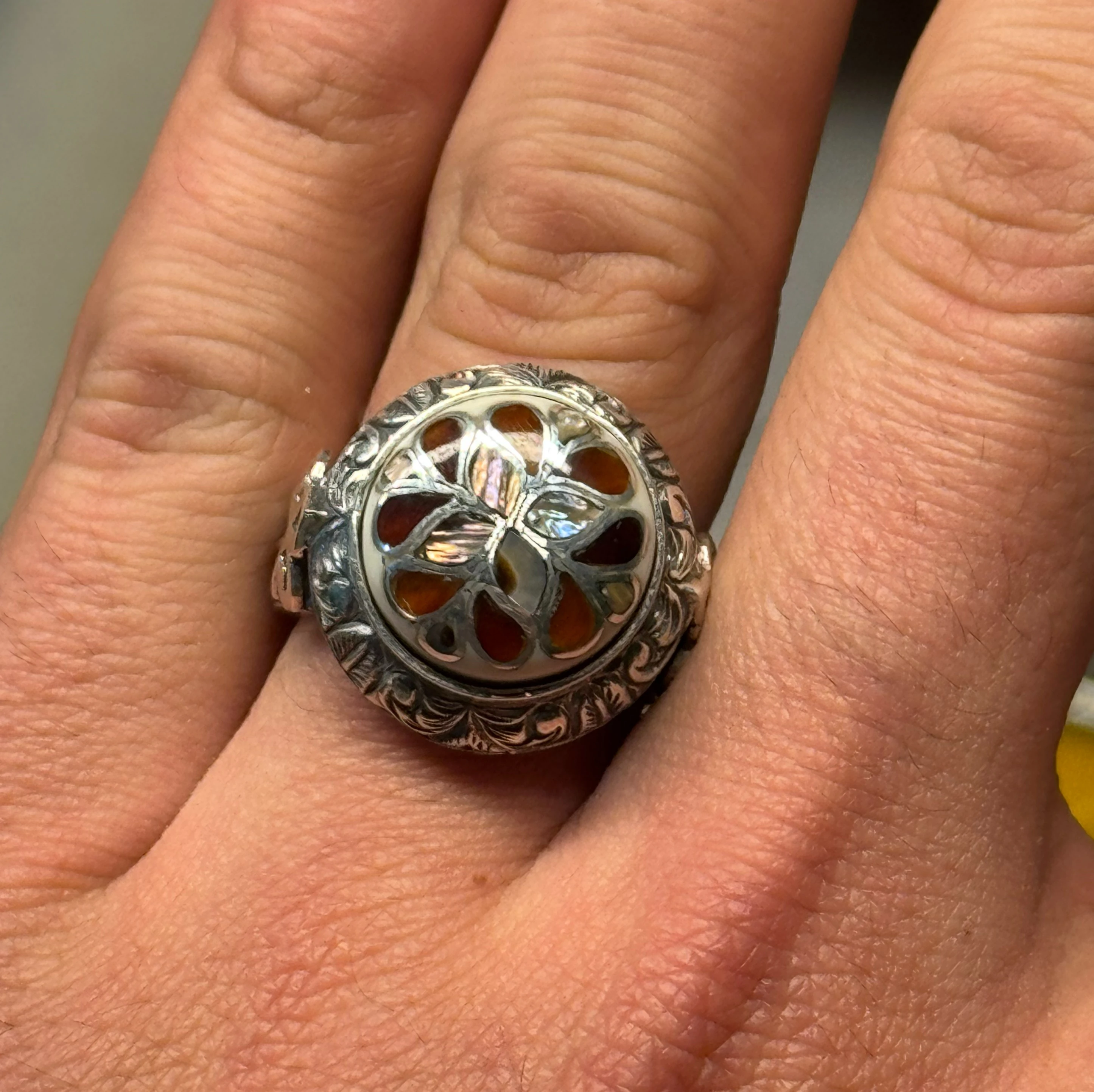 Zamanı Aşan Bir Zarafet - Bağa ve Abalon Sedef Kakma Telkari İşcilikli 925 Ayar Gümüş Yüzük