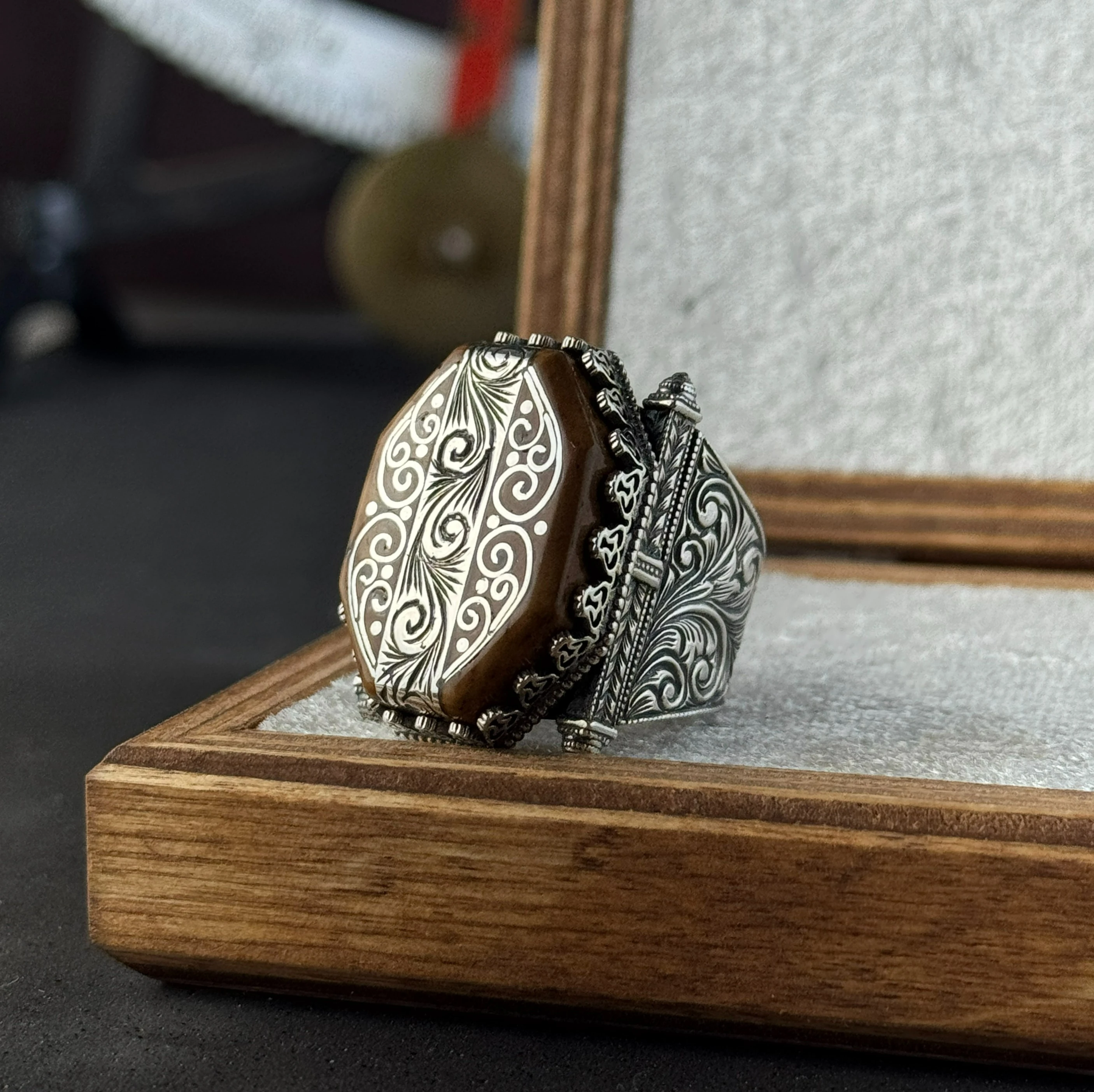 Kuka Üzerine Telkari Ve Kalem İşlemeli 925 Ayar Gümüş Yüzük