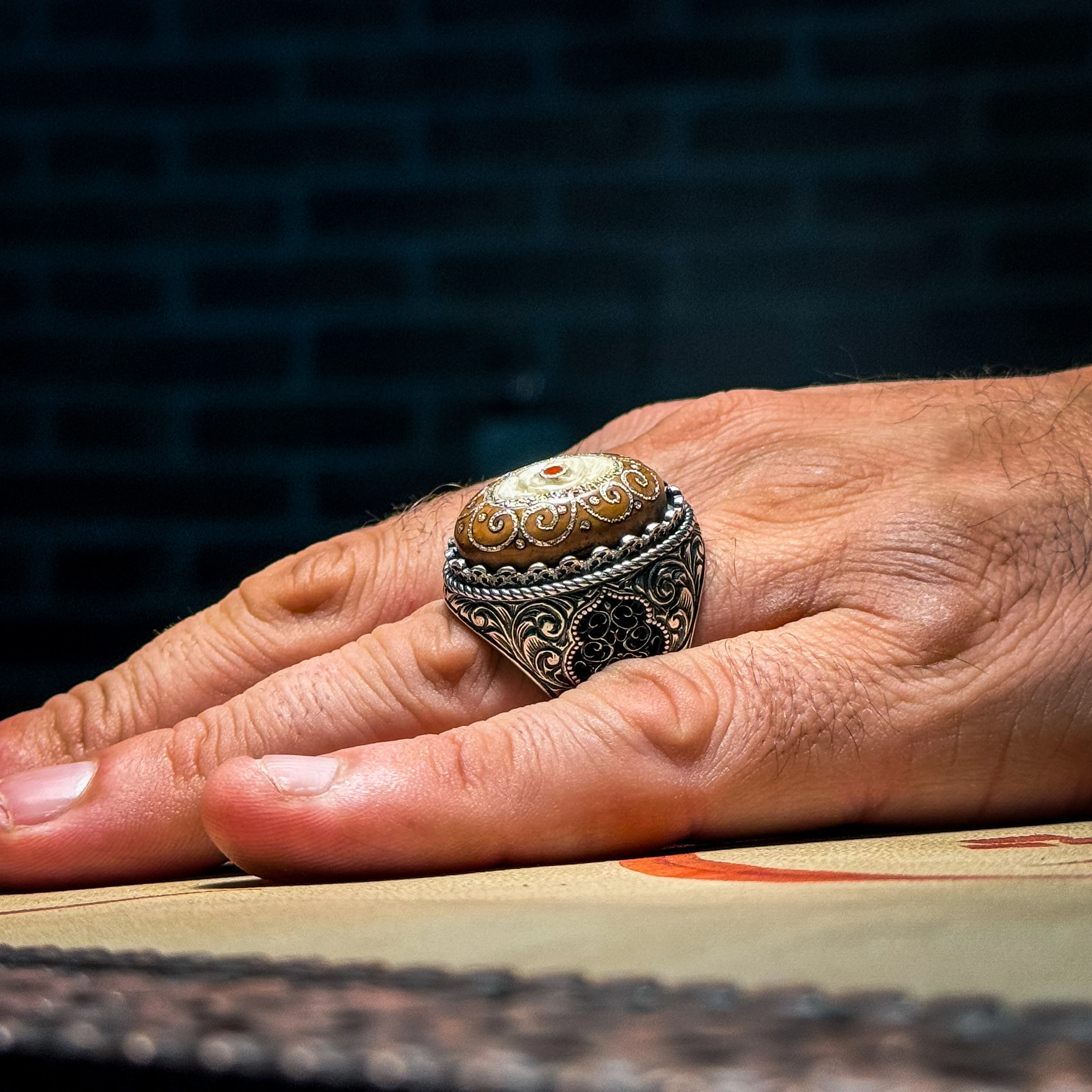 Kuka Taşı Telkari ve Oyma İşcilikli Tunus Mercanı Kakma 925 Ayar Gümüş Yüzük