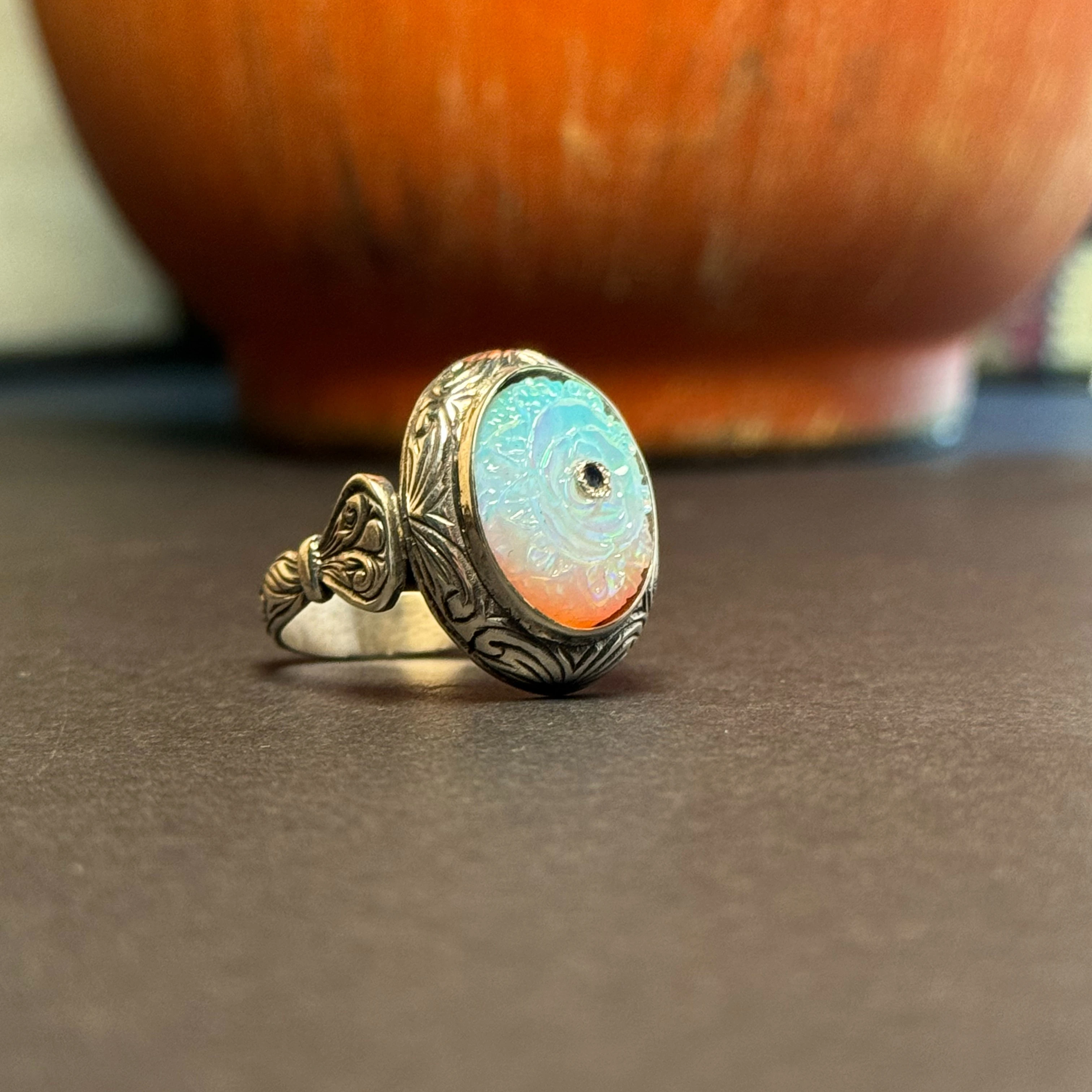 Oyma İşçilikli Beyaz Opal Taşlı 925 Ayar Gümüş Yüzük