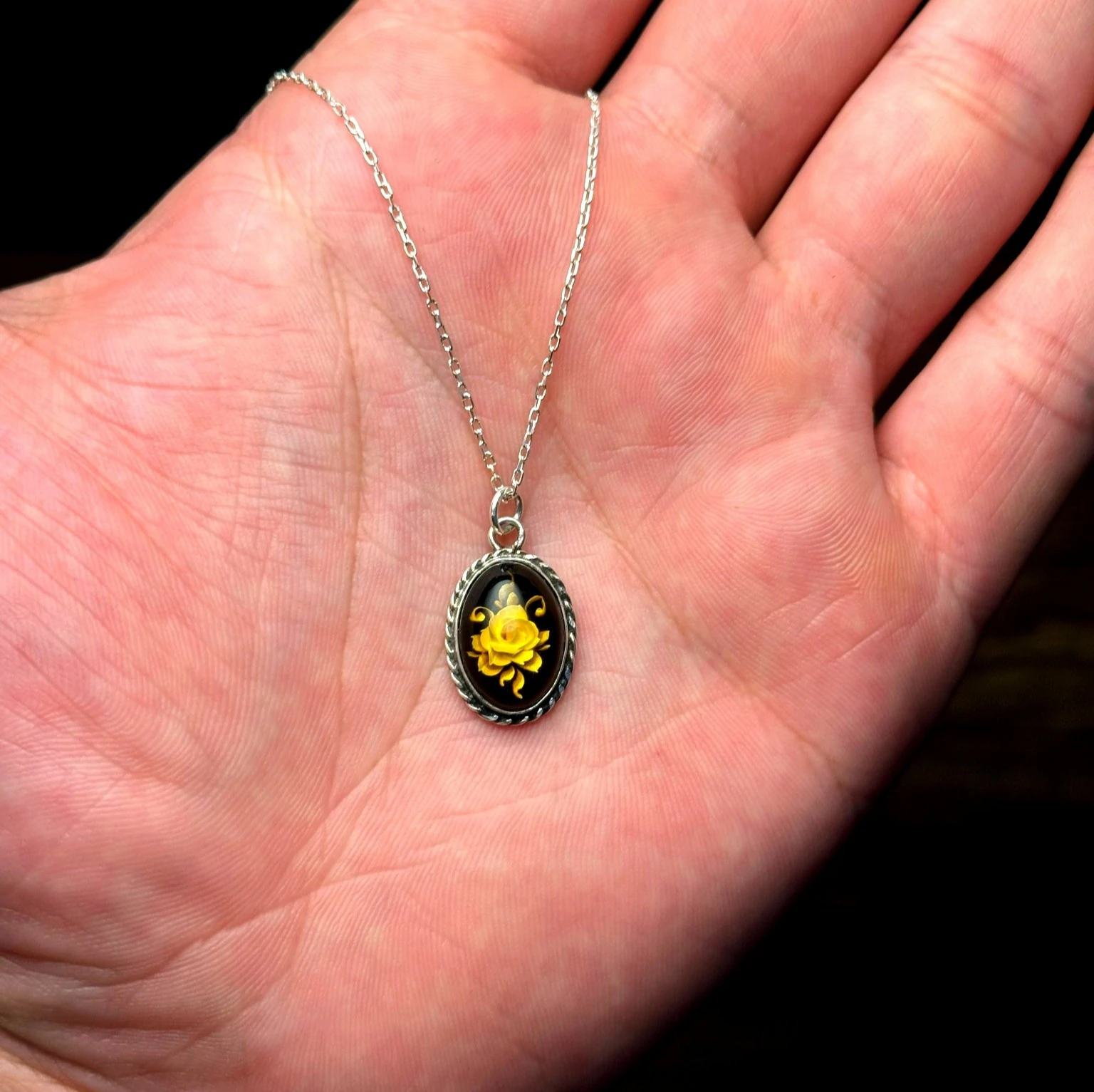 Damla Kehribar Gül Motifli 925 Ayar Gümüş Kolye – El Yapımı Zarafetin Simgesi